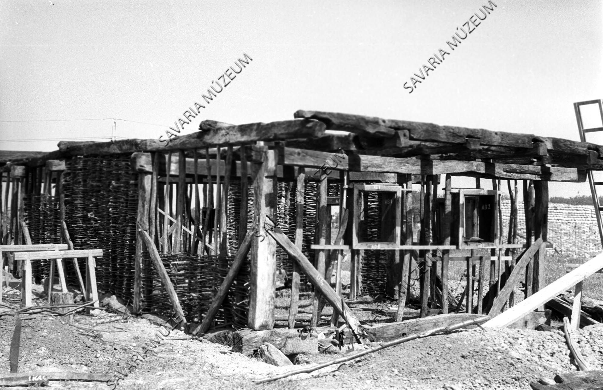 A szentpéterfai ház építés közben (Savaria Megyei Hatókörű Városi Múzeum, Szombathely CC BY-NC-SA)