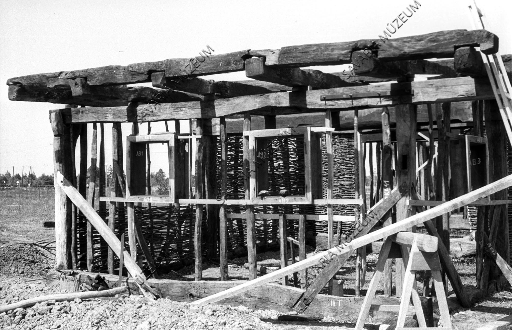 A szentpéterfai ház homlokzata építés közben (Savaria Megyei Hatókörű Városi Múzeum, Szombathely CC BY-NC-SA)