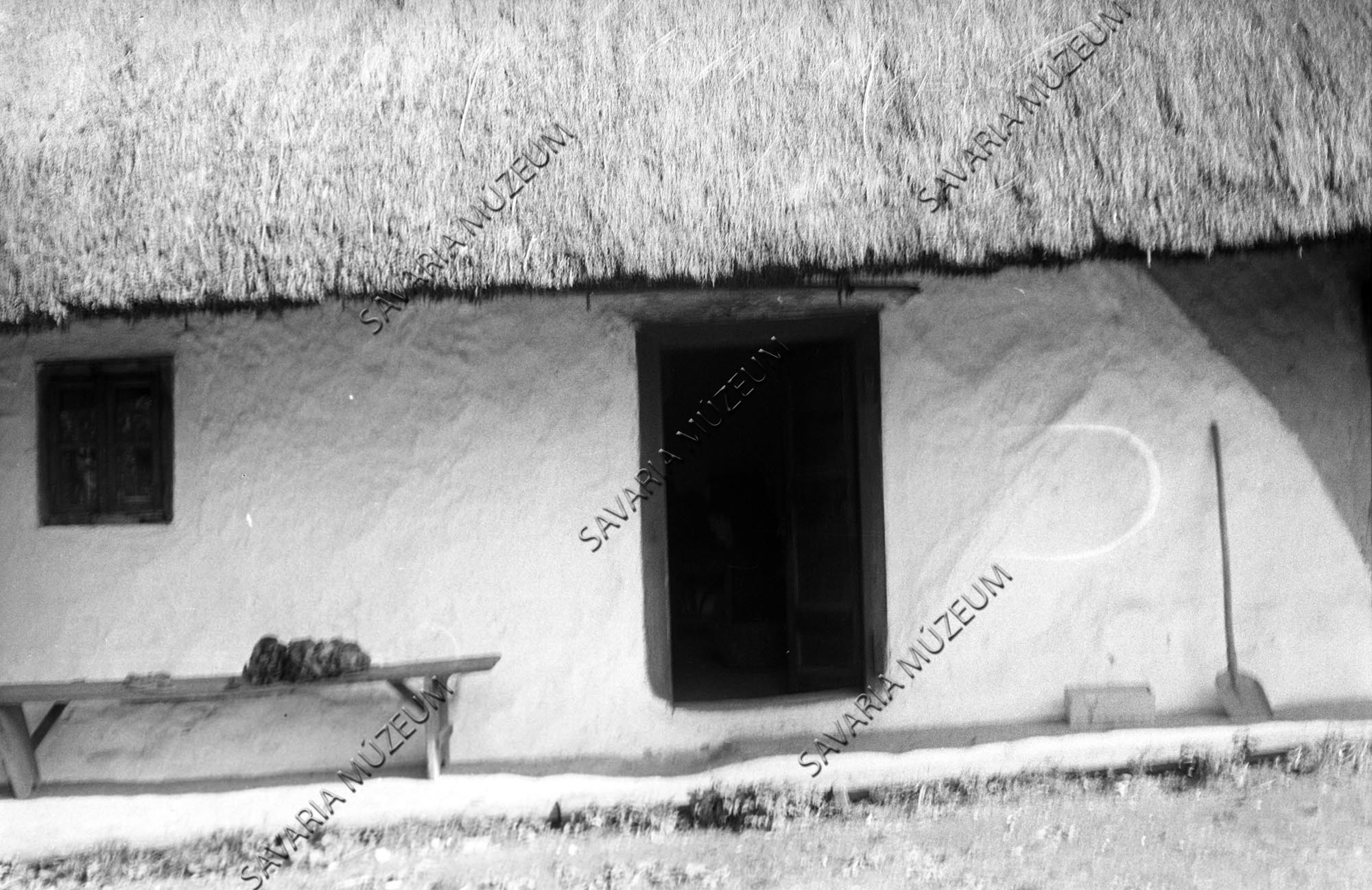 házrészlet, szoba és pad (Savaria Megyei Hatókörű Városi Múzeum, Szombathely CC BY-NC-SA)