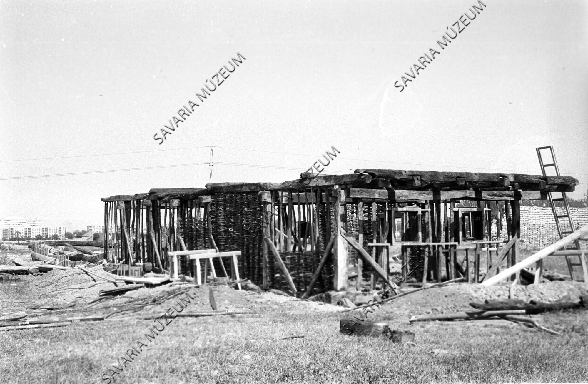 A szentpéterfai ház építés közben (Savaria Megyei Hatókörű Városi Múzeum, Szombathely CC BY-NC-SA)