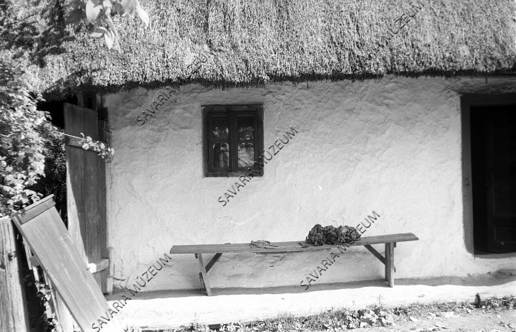 házrészlet, szoba kiskapu és pad (Savaria Megyei Hatókörű Városi Múzeum, Szombathely CC BY-NC-SA)