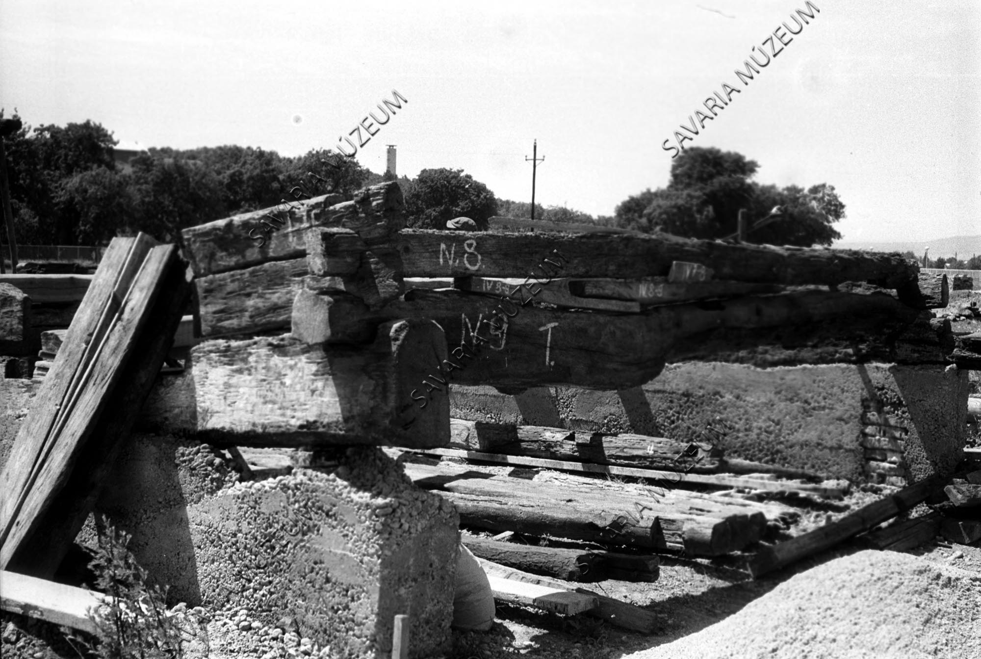 A szentpéterfai ház boronafala építés közben (Savaria Megyei Hatókörű Városi Múzeum, Szombathely CC BY-NC-SA)
