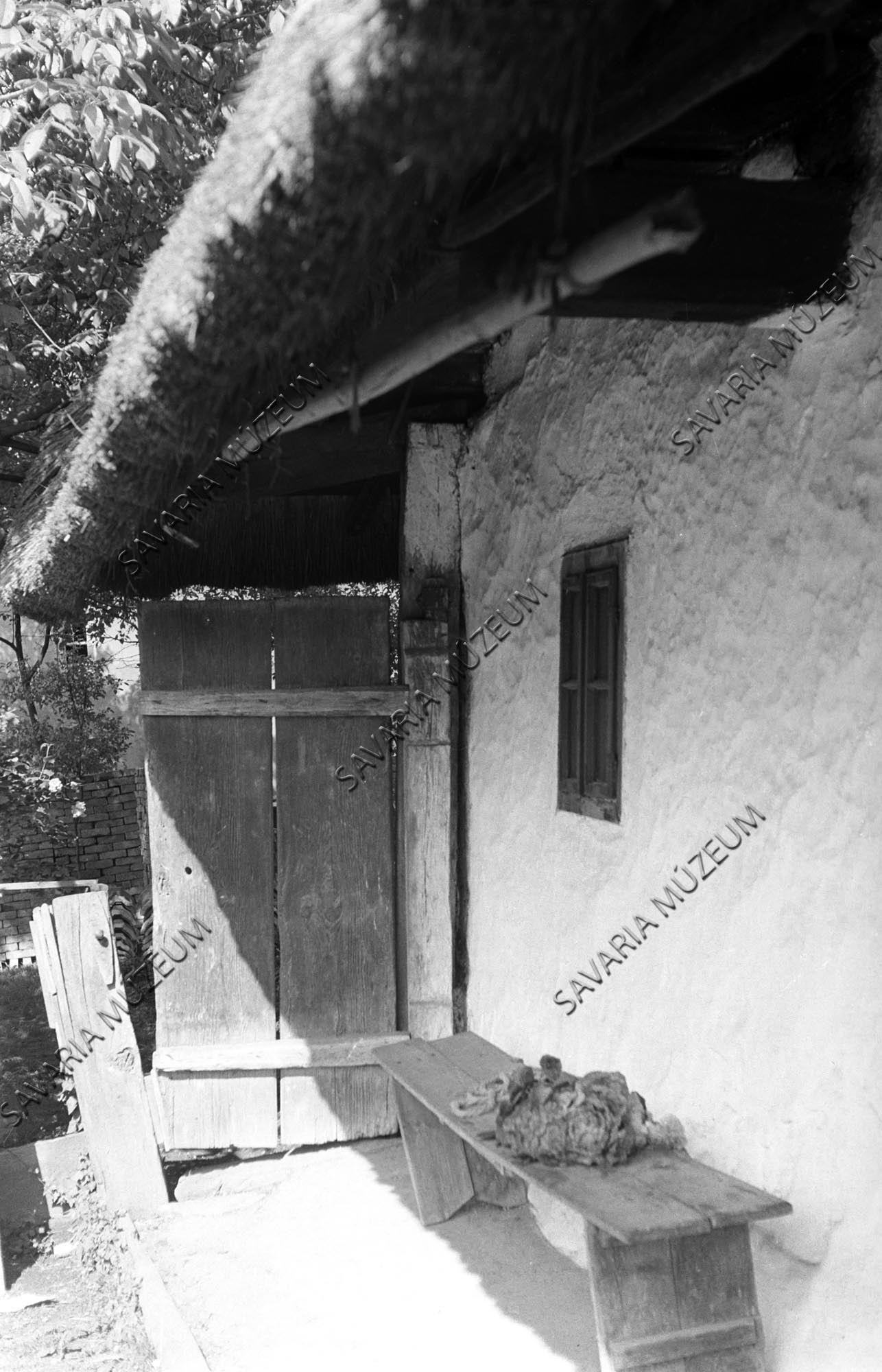 házrészlet; kiskapu és pad (Savaria Megyei Hatókörű Városi Múzeum, Szombathely CC BY-NC-SA)
