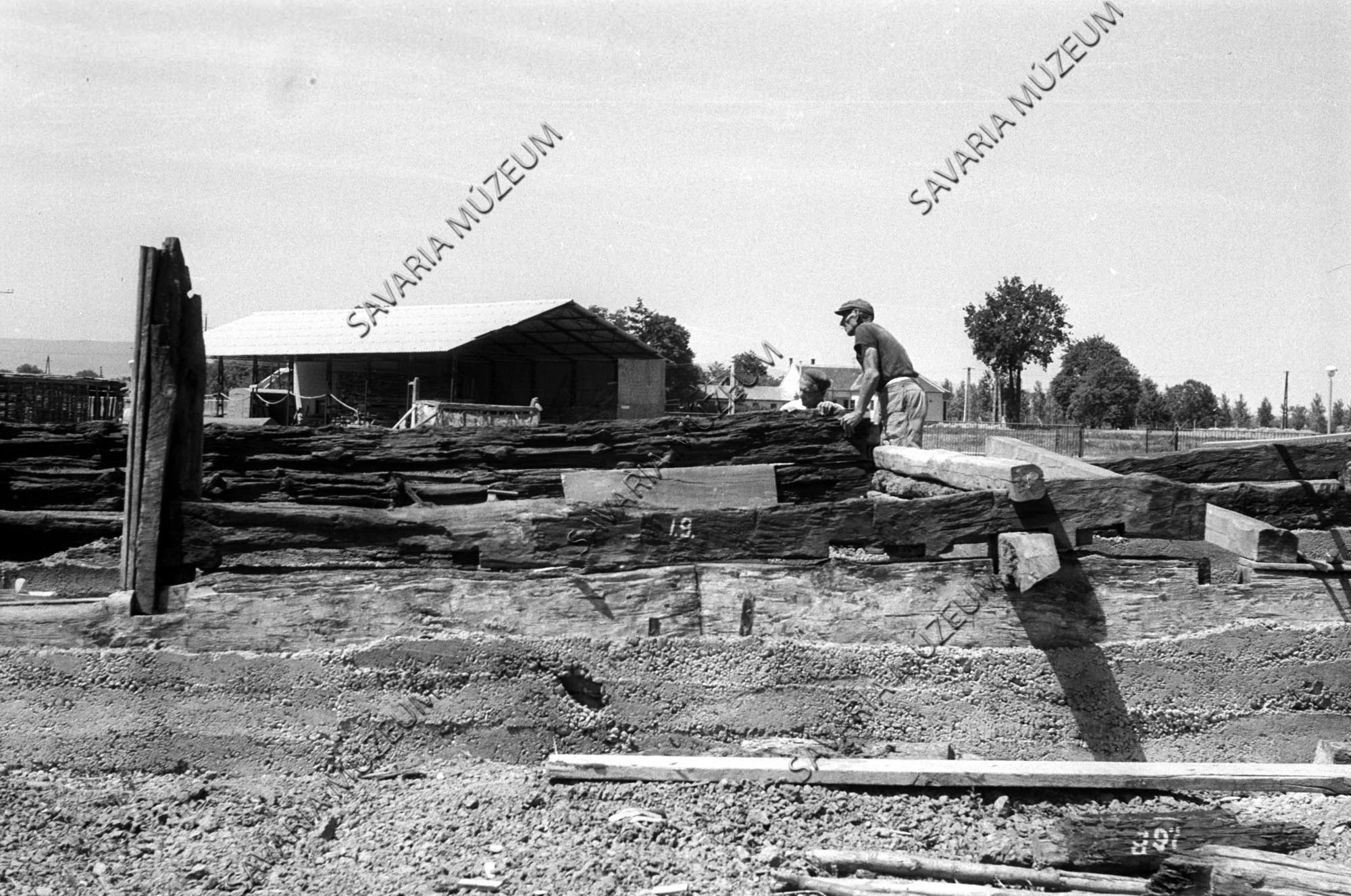 A szentpéterfai ház istállói építés közben (Savaria Megyei Hatókörű Városi Múzeum, Szombathely CC BY-NC-SA)