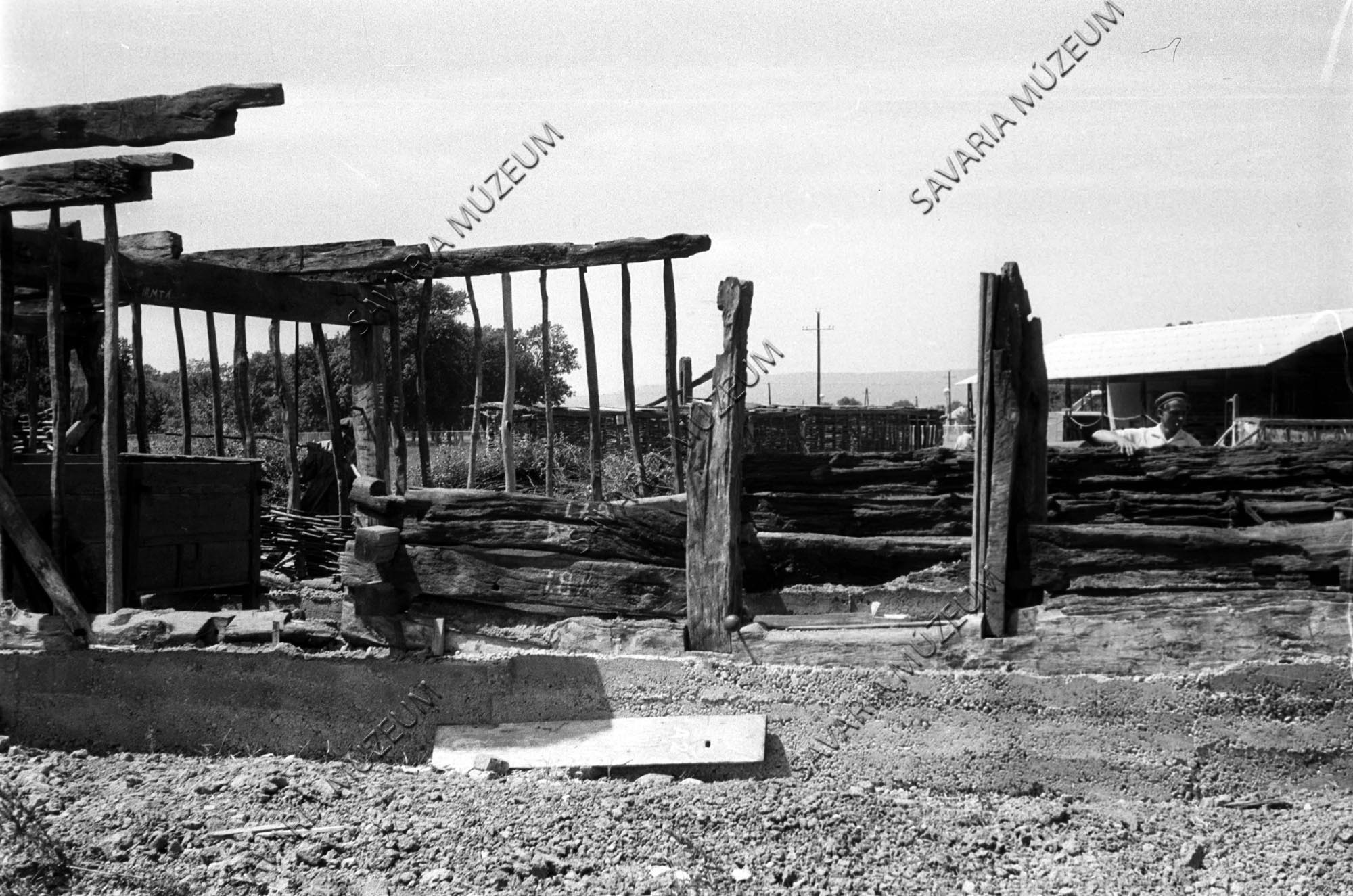A szentpéterfai ház kamrája és istállója építés közben (Savaria Megyei Hatókörű Városi Múzeum, Szombathely CC BY-NC-SA)
