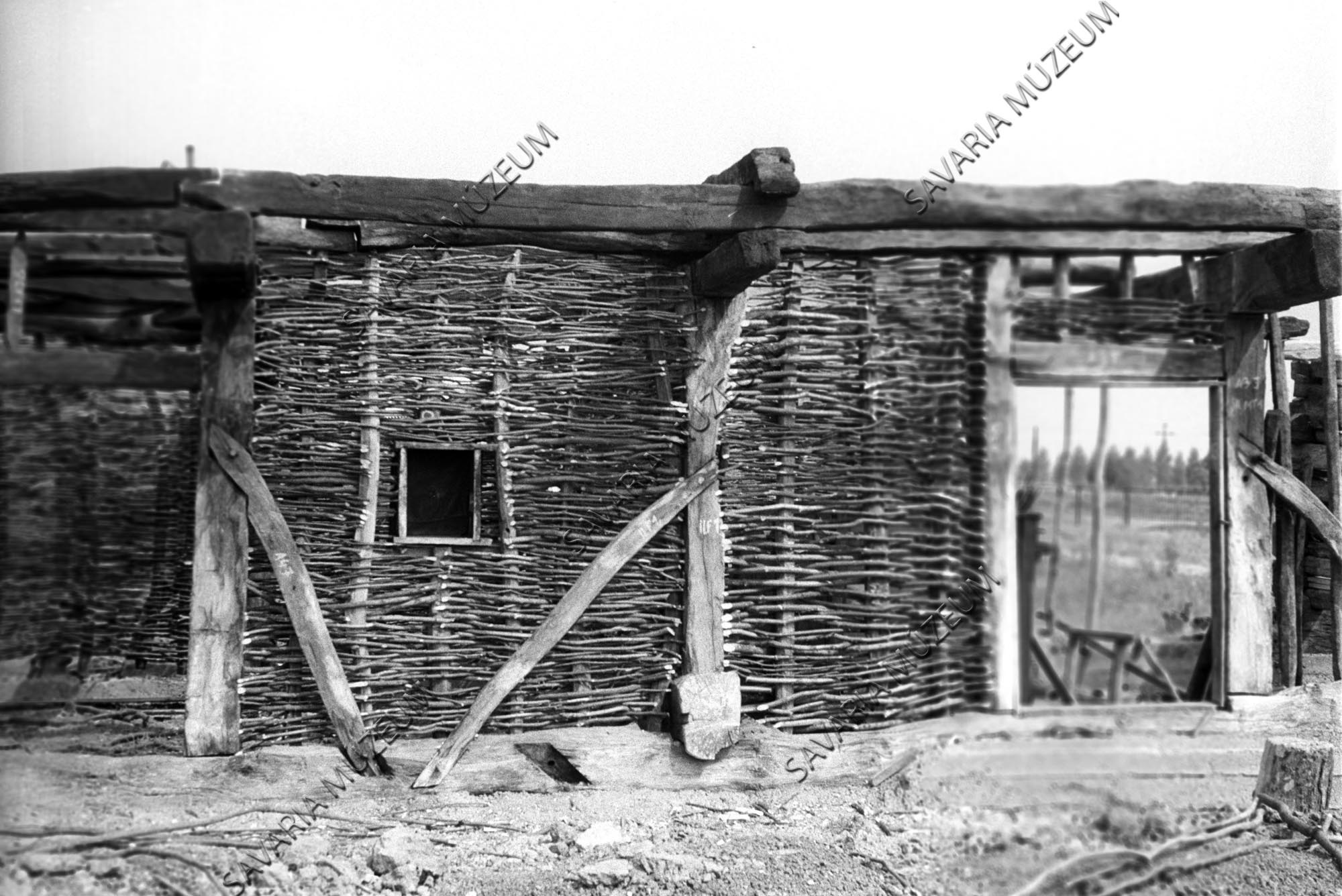 A szentpéterfai ház konyhája és kamrája építés közben (Savaria Megyei Hatókörű Városi Múzeum, Szombathely CC BY-NC-SA)