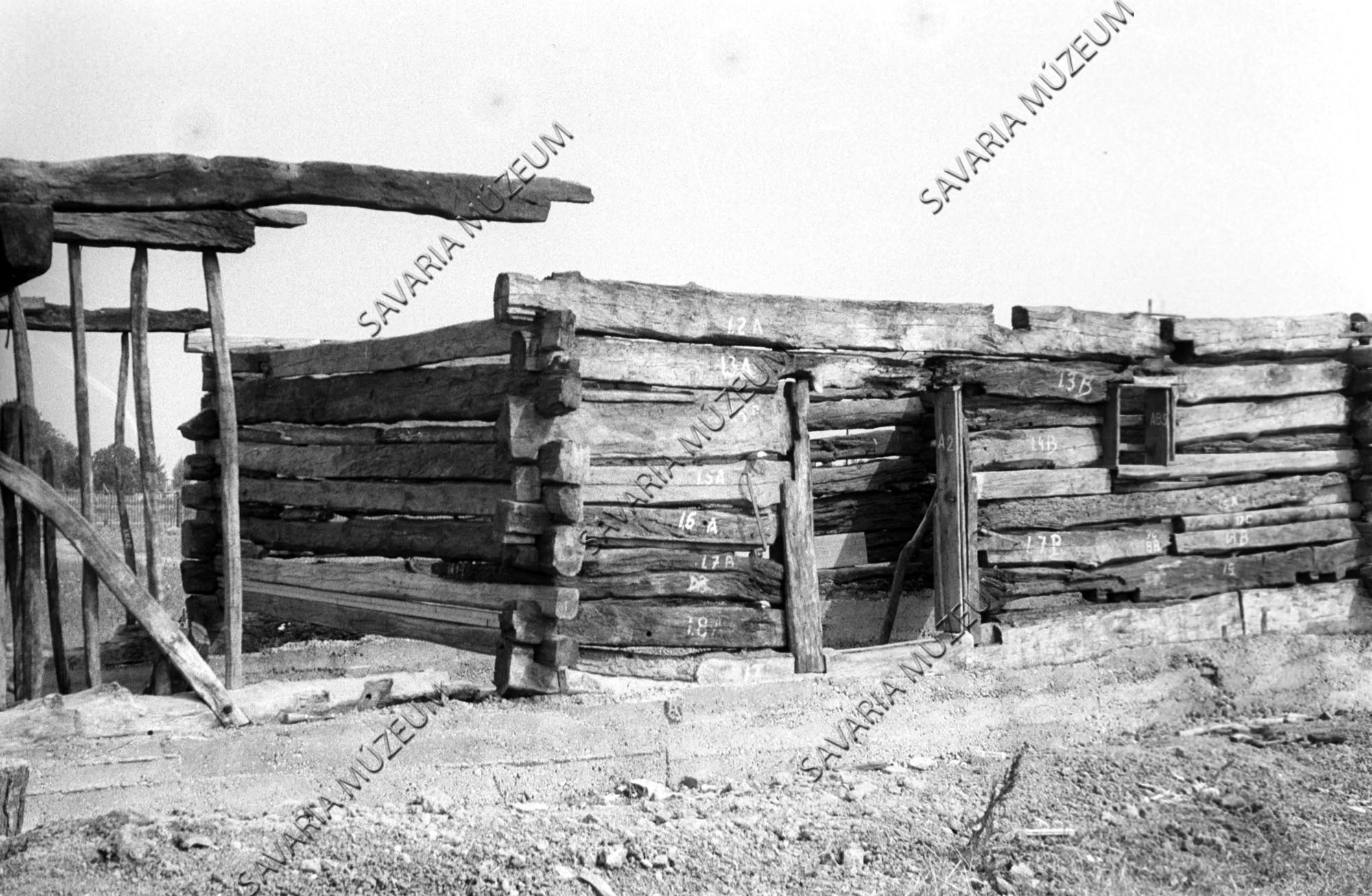 A szentpéterfai ház istállójának boronafala építés közben (Savaria Megyei Hatókörű Városi Múzeum, Szombathely CC BY-NC-SA)