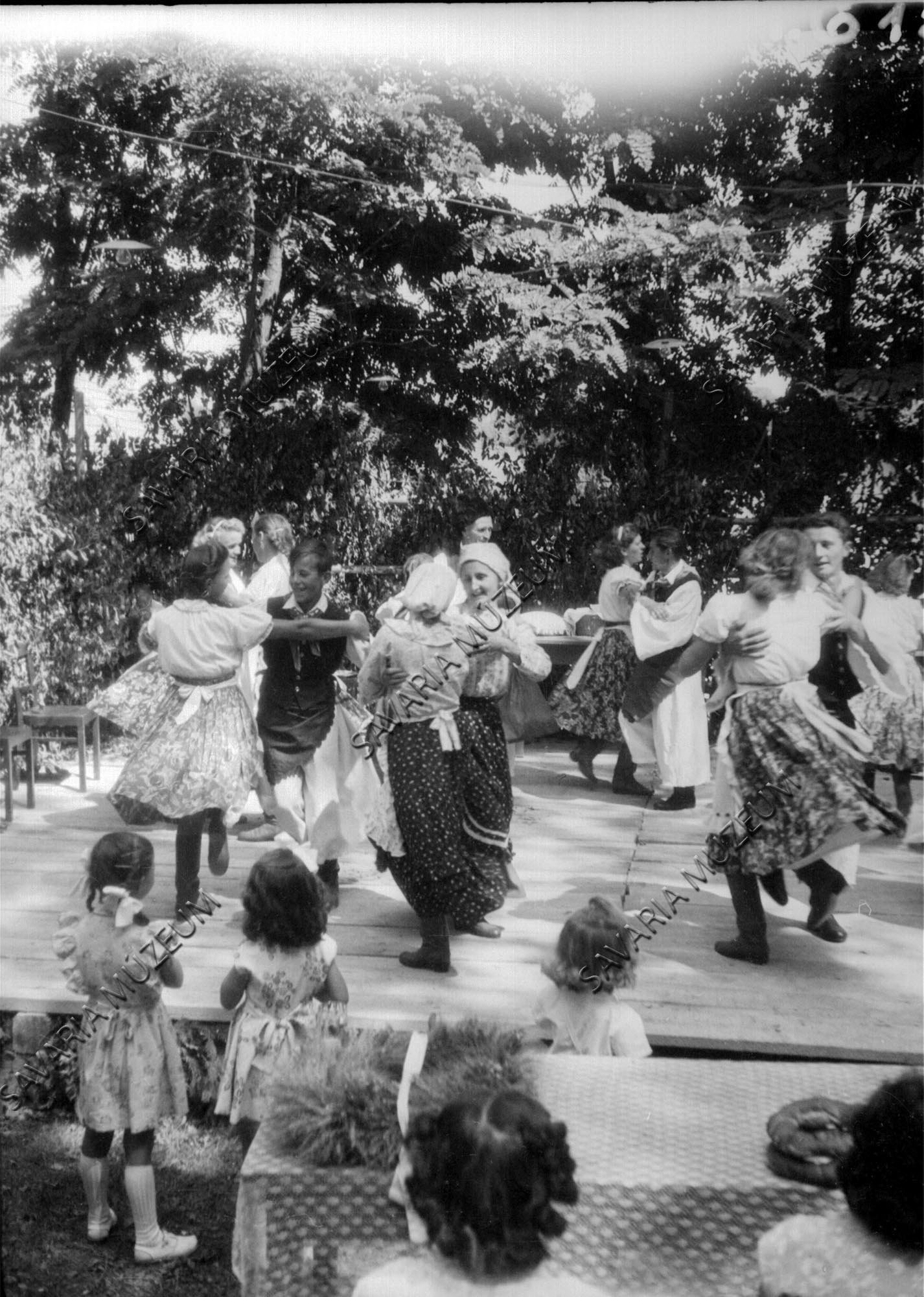 Kisrákosi népi együttes (Savaria Megyei Hatókörű Városi Múzeum, Szombathely CC BY-NC-SA)