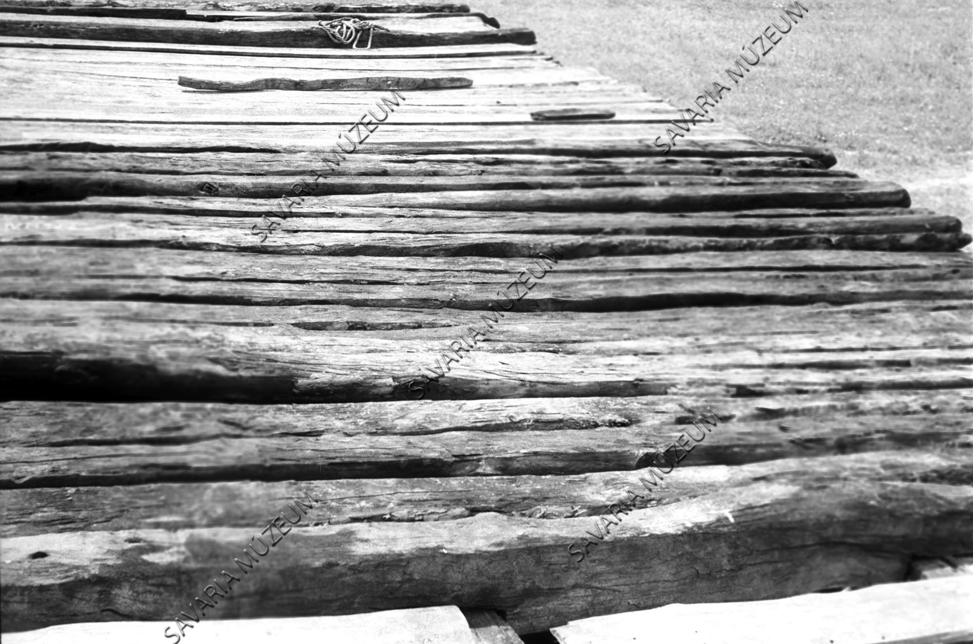 A szentpéterfai ház födémdeszkái; ill.gerendái (Savaria Megyei Hatókörű Városi Múzeum, Szombathely CC BY-NC-SA)