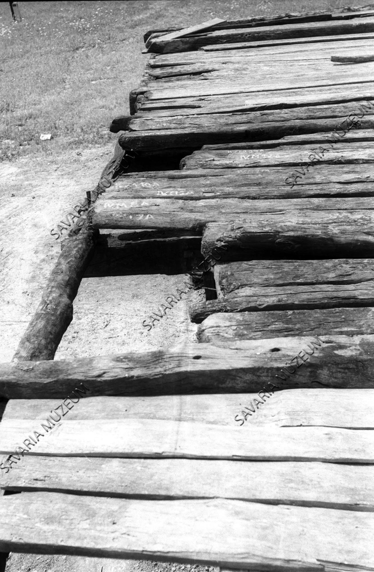 A szentpéterfai ház födémdeszkái a padlásajtóval és füstnyílással (Savaria Megyei Hatókörű Városi Múzeum, Szombathely CC BY-NC-SA)