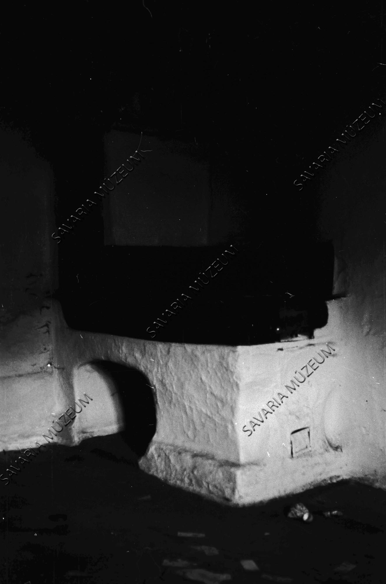 "Falbarakott sporhelt" a hátulsó szobában (Savaria Megyei Hatókörű Városi Múzeum, Szombathely CC BY-NC-SA)