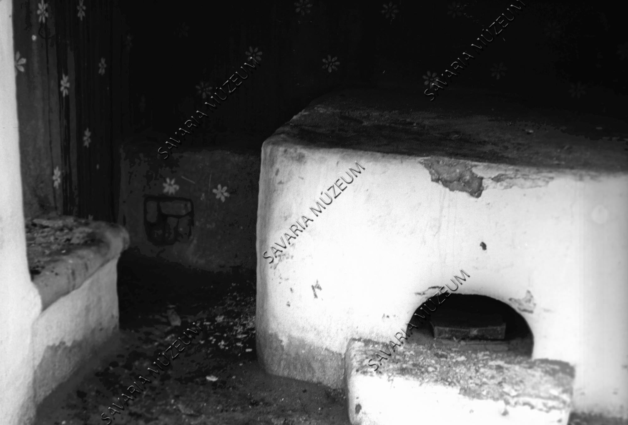 Kemence, katlan és tüzelőpadka (Savaria Megyei Hatókörű Városi Múzeum, Szombathely CC BY-NC-SA)