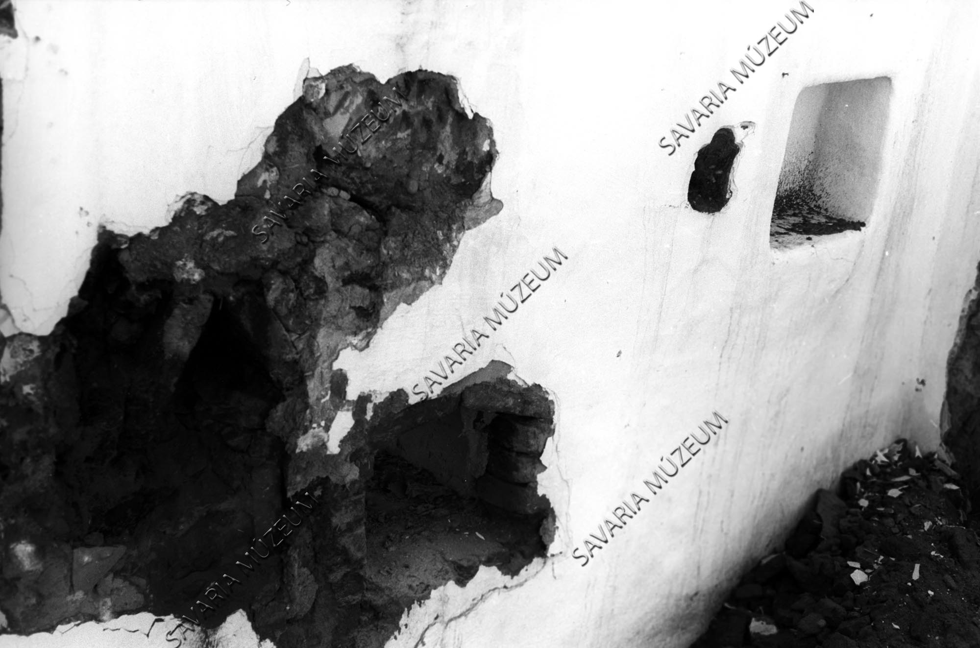 Szobai szemeskályha tüzelőnyílása és a "vaklik" (Savaria Megyei Hatókörű Városi Múzeum, Szombathely CC BY-NC-SA)