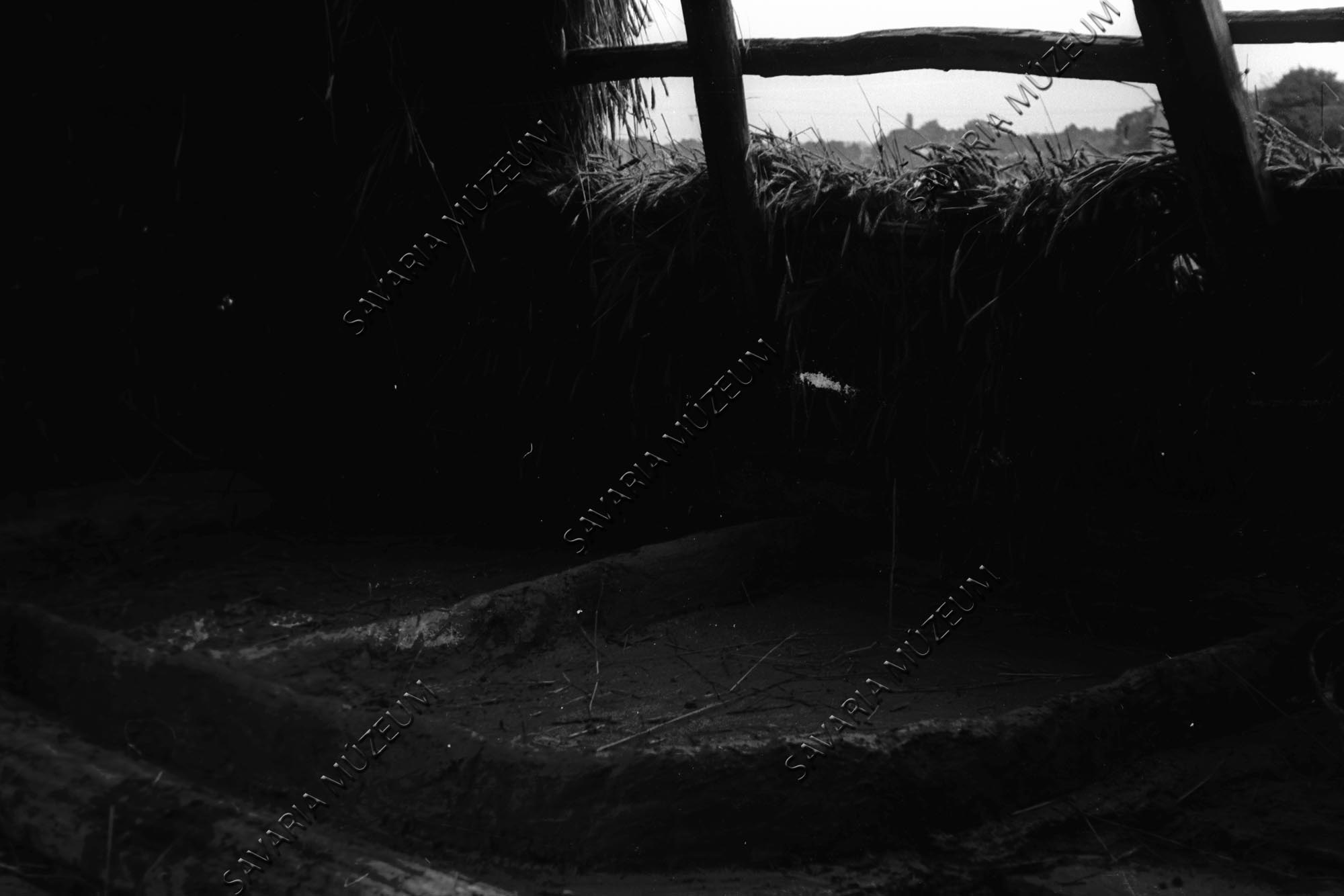 Terménytartó sárrekeszek kialakítása a pornóapáti ház udvarán (Savaria Megyei Hatókörű Városi Múzeum, Szombathely CC BY-NC-SA)