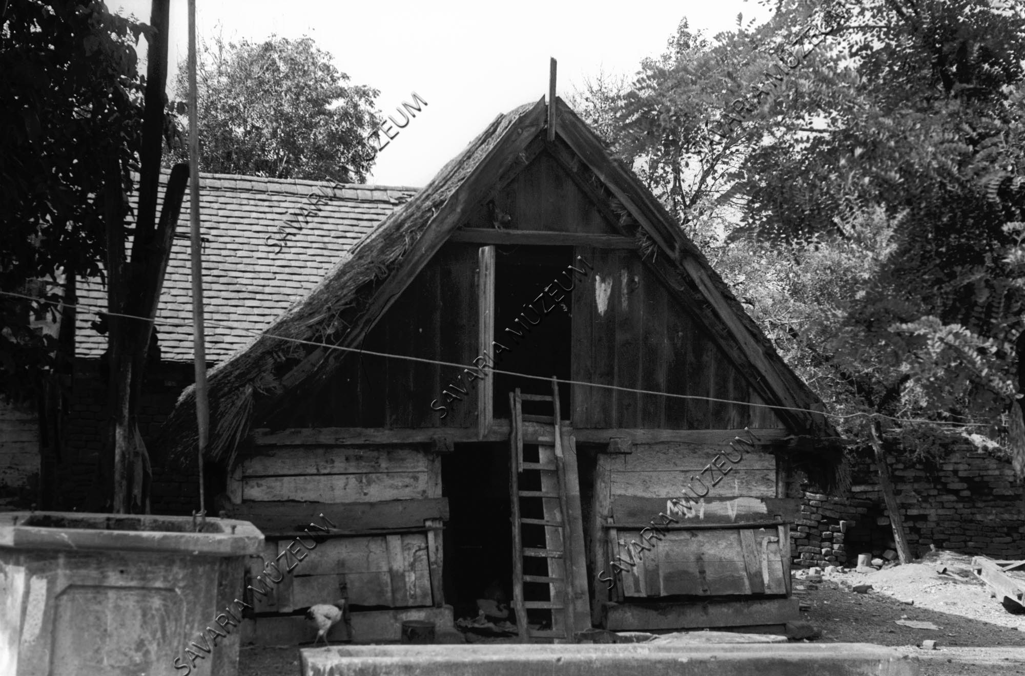 Ól és gémeskút (Savaria Megyei Hatókörű Városi Múzeum, Szombathely CC BY-NC-SA)
