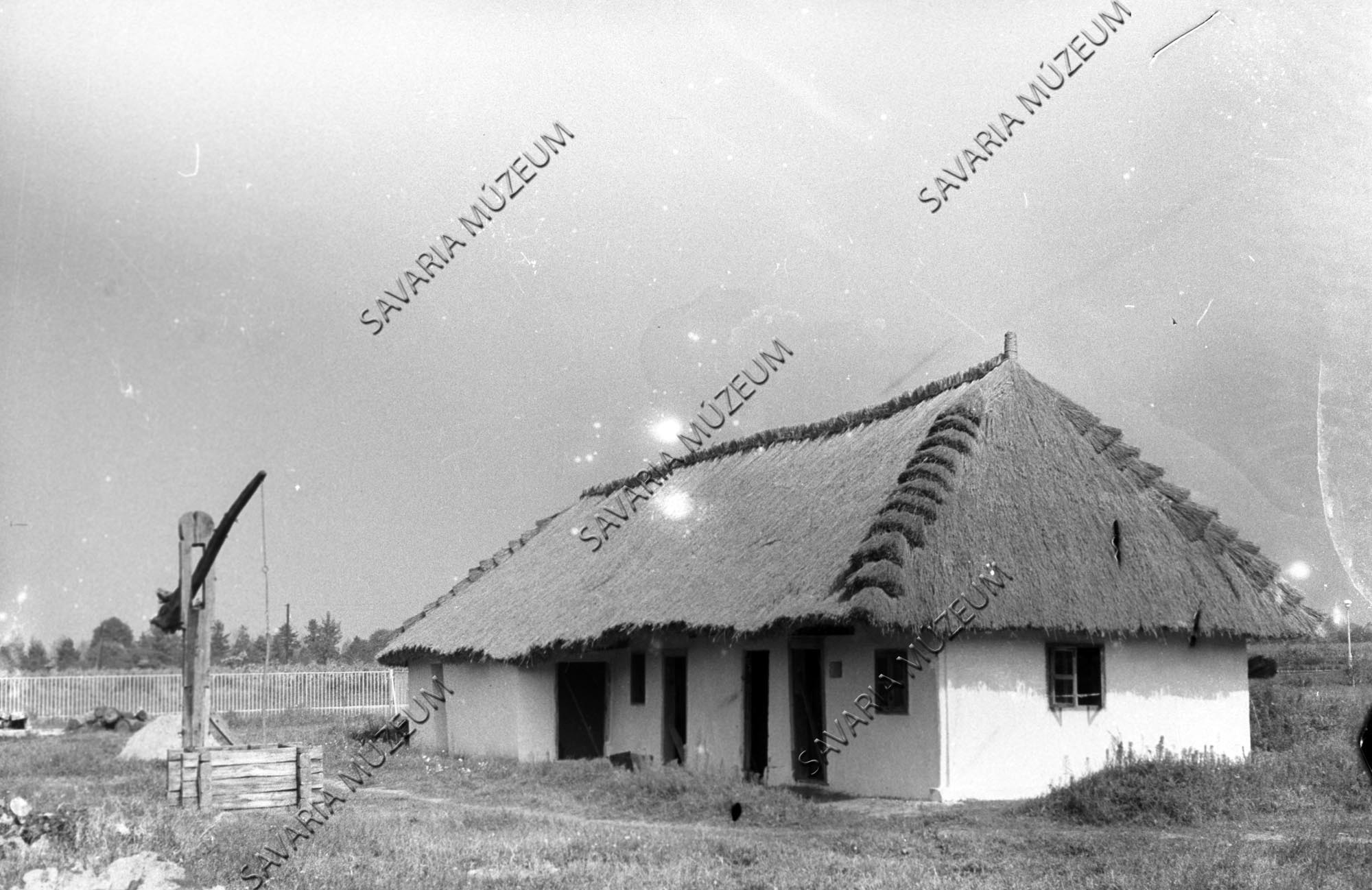 Nemeskoltai ház és gémeskút (Savaria Megyei Hatókörű Városi Múzeum, Szombathely CC BY-NC-SA)