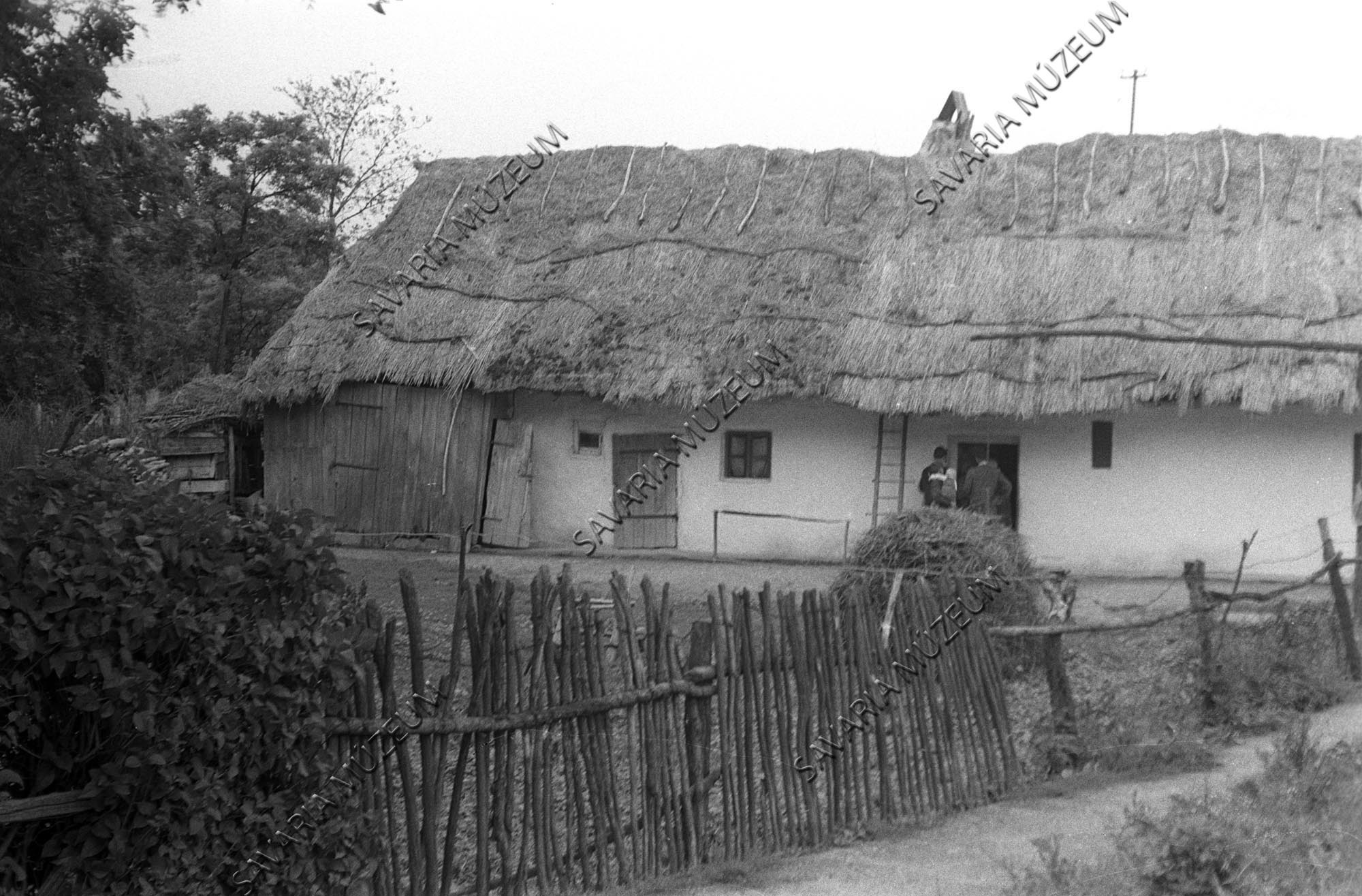 Ház és gémeskút (Savaria Megyei Hatókörű Városi Múzeum, Szombathely CC BY-NC-SA)
