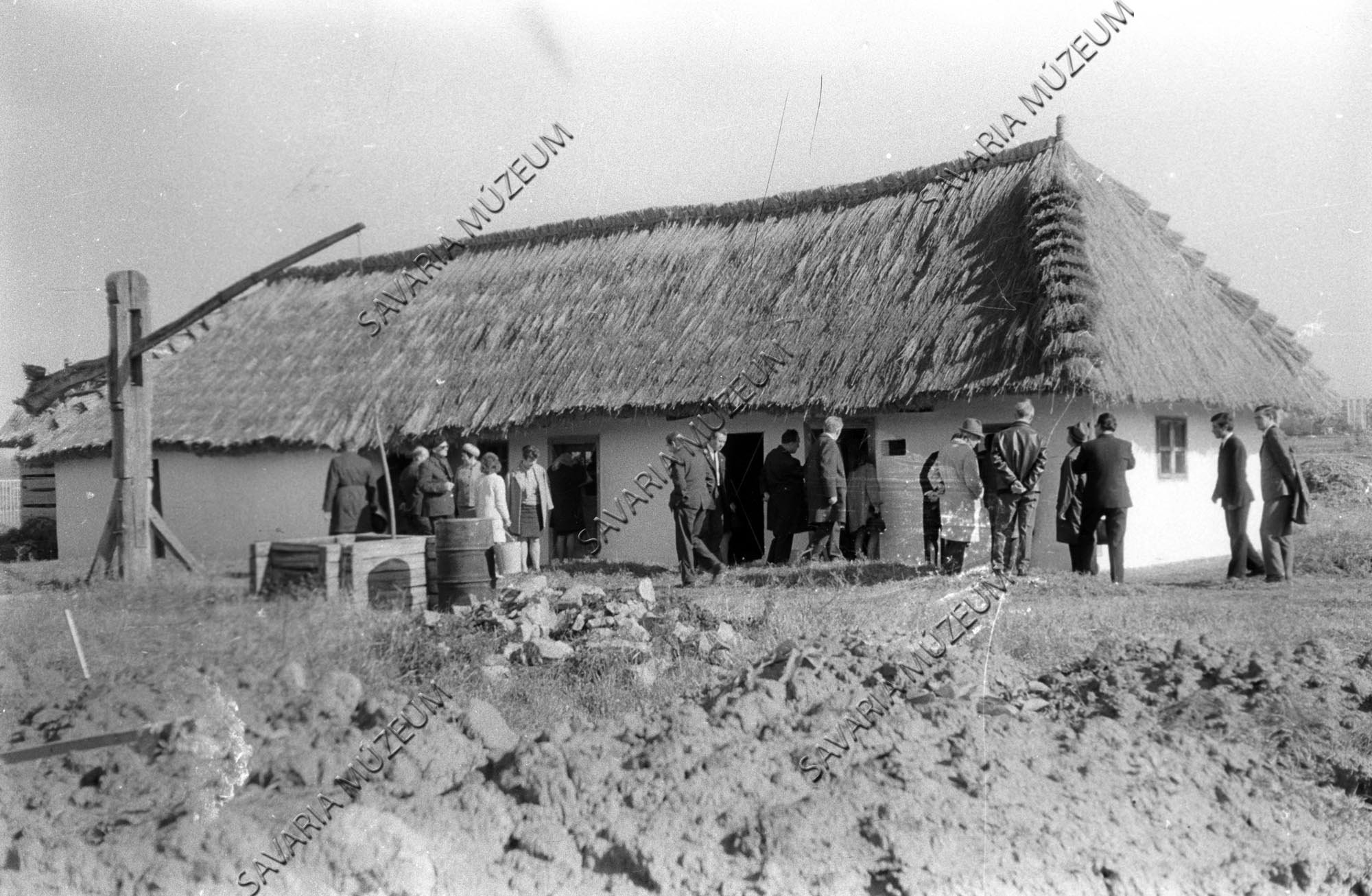 Látogatók a nemeskoltai háznál (Savaria Megyei Hatókörű Városi Múzeum, Szombathely CC BY-NC-SA)