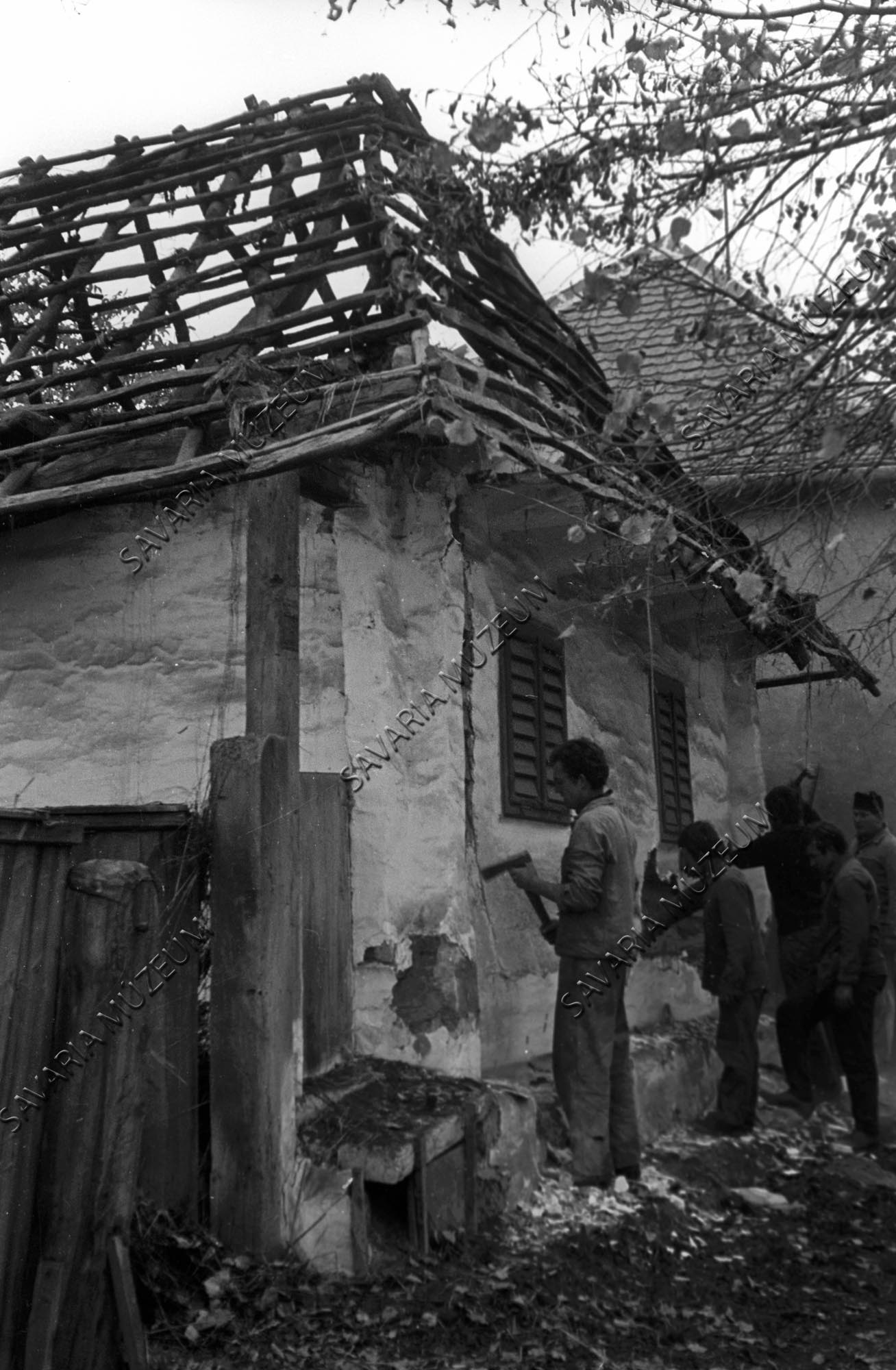 Házhomlokzat bontás közben (Savaria Megyei Hatókörű Városi Múzeum, Szombathely CC BY-NC-SA)