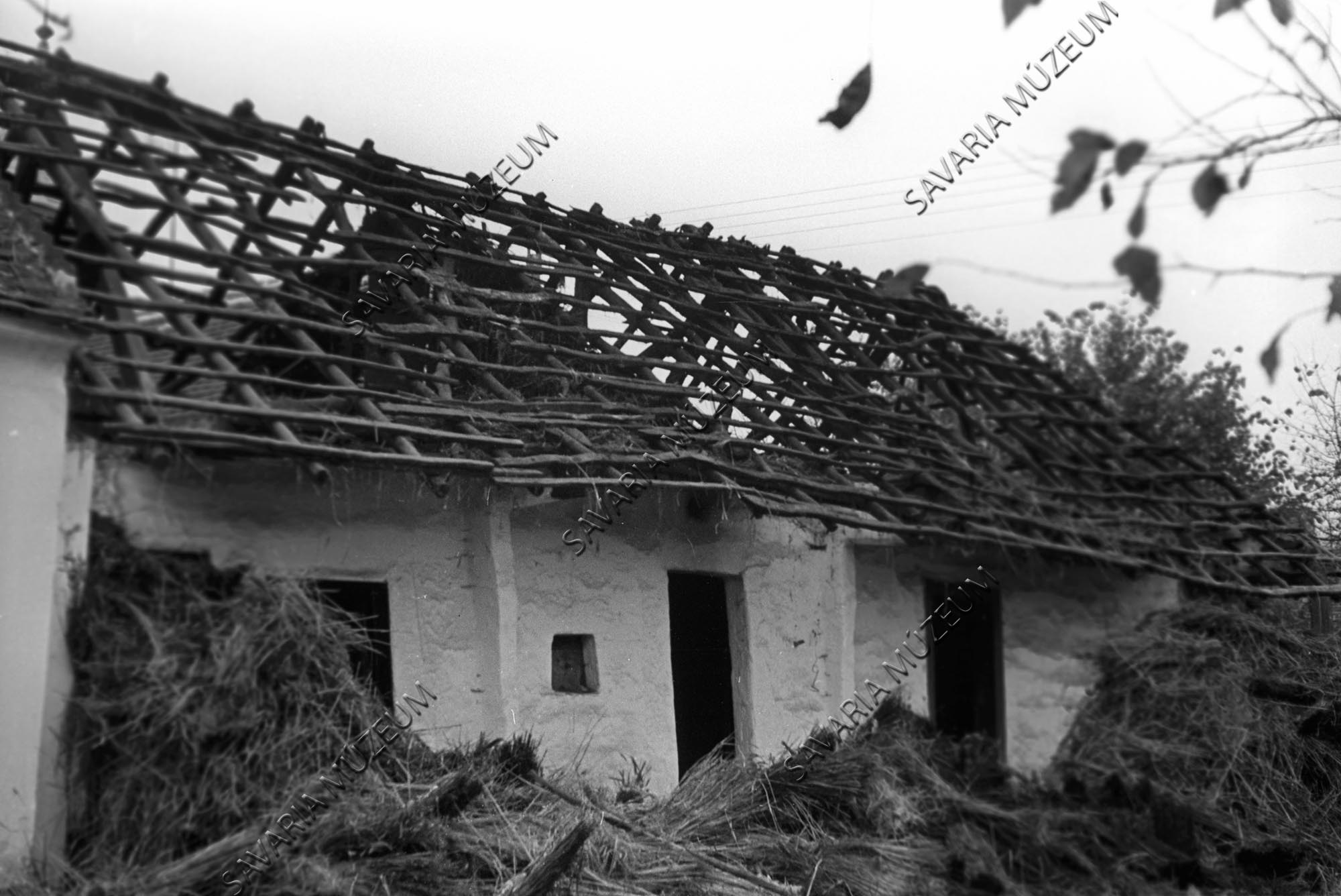 Ház bontás közben (Savaria Megyei Hatókörű Városi Múzeum, Szombathely CC BY-NC-SA)