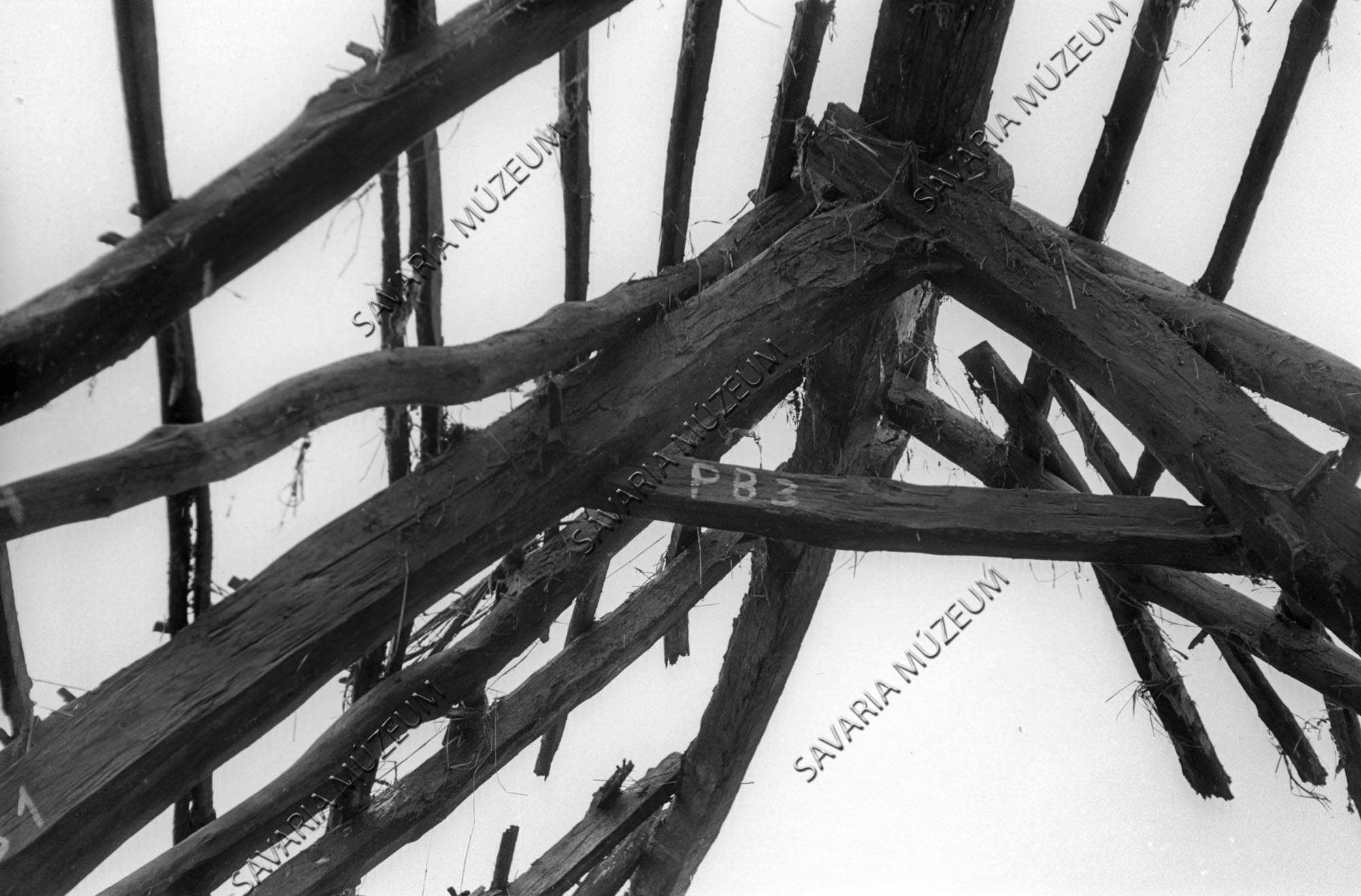 Pajta tetőszerkezetének részlete bontás közben (Savaria Megyei Hatókörű Városi Múzeum, Szombathely CC BY-NC-SA)
