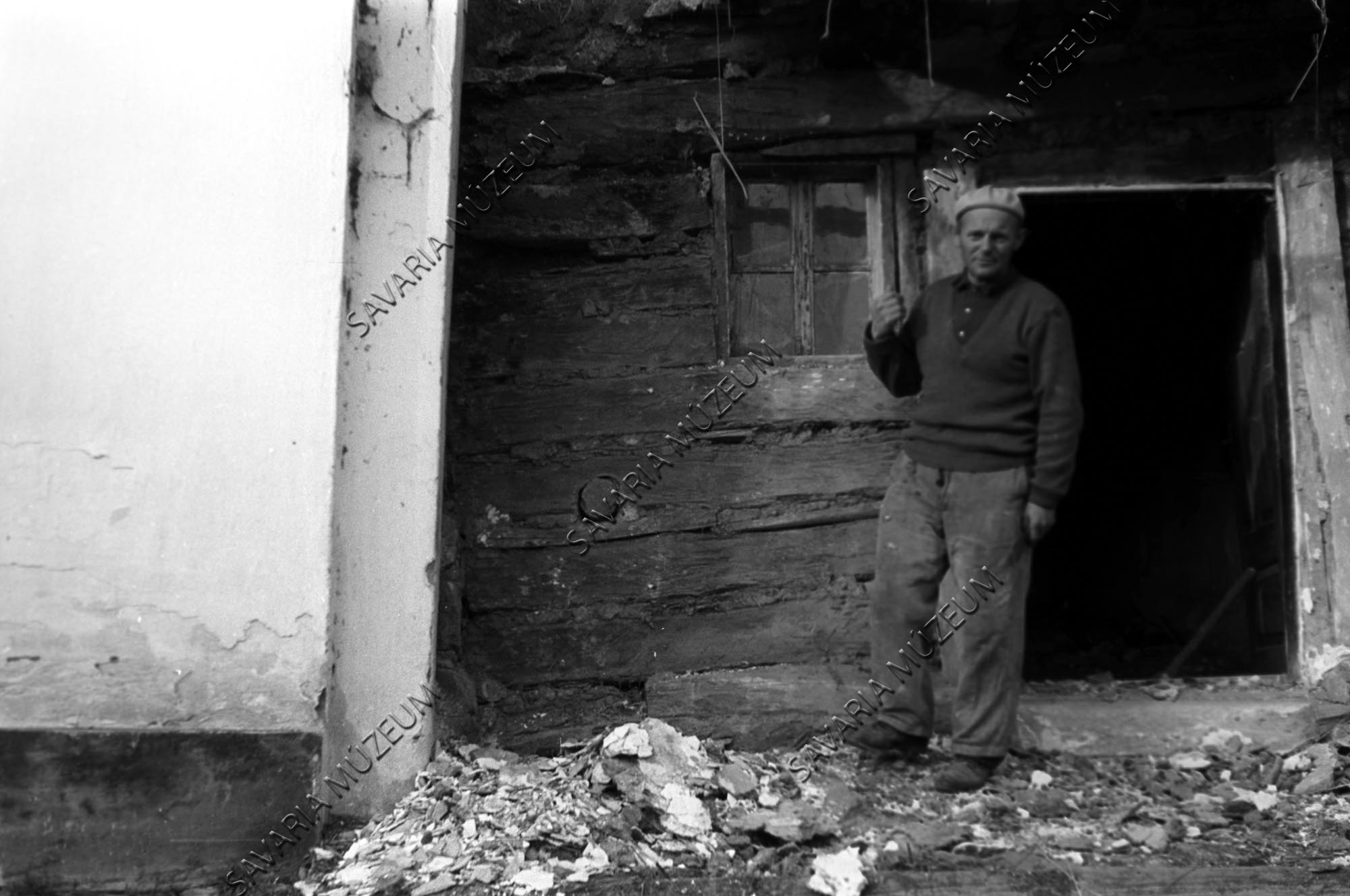 Hátulsó szoba bejárata bontás közben (Savaria Megyei Hatókörű Városi Múzeum, Szombathely CC BY-NC-SA)