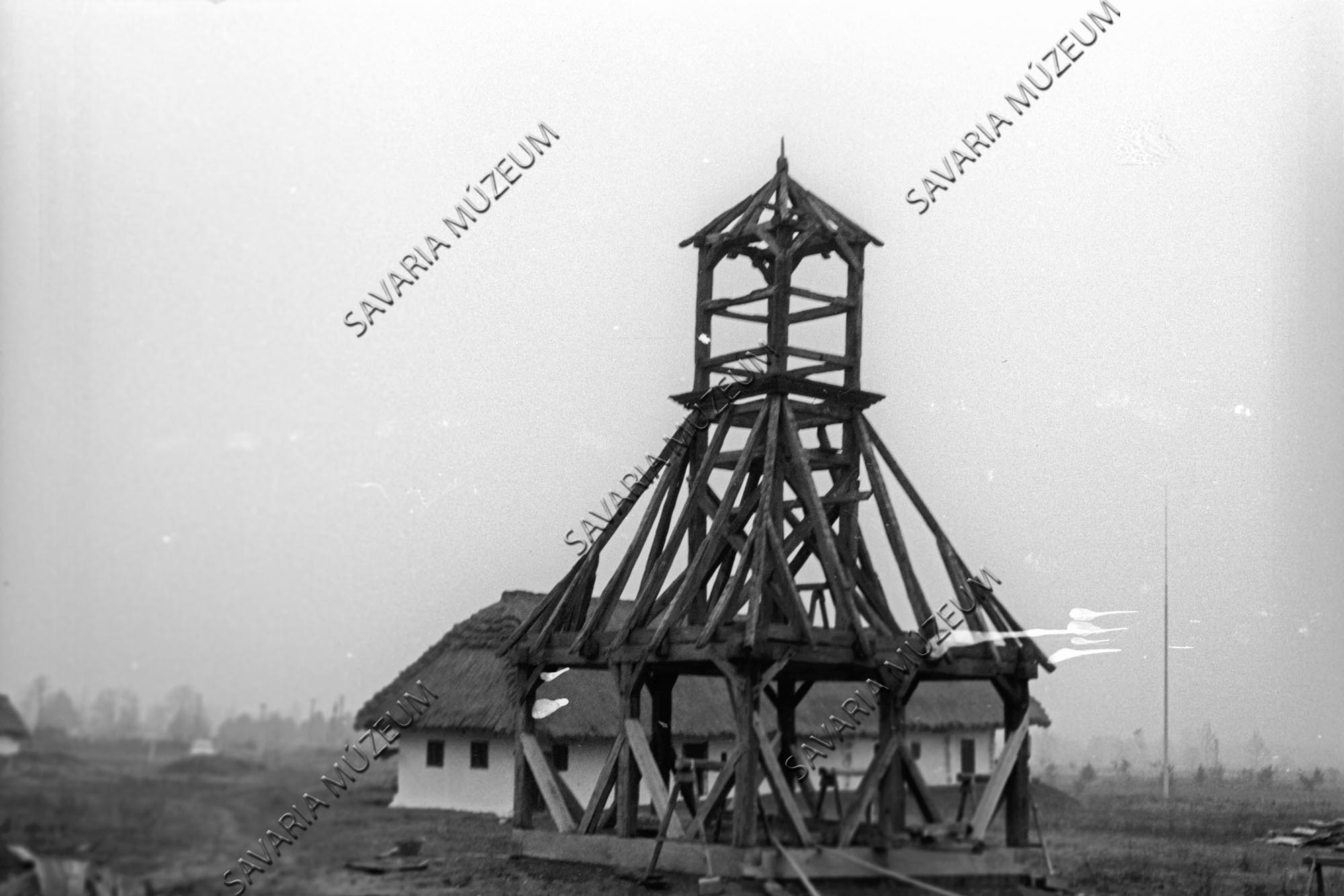 Épülő molnaszecsődi harangláb és a szentpéterfai ház (Savaria Megyei Hatókörű Városi Múzeum, Szombathely CC BY-NC-SA)