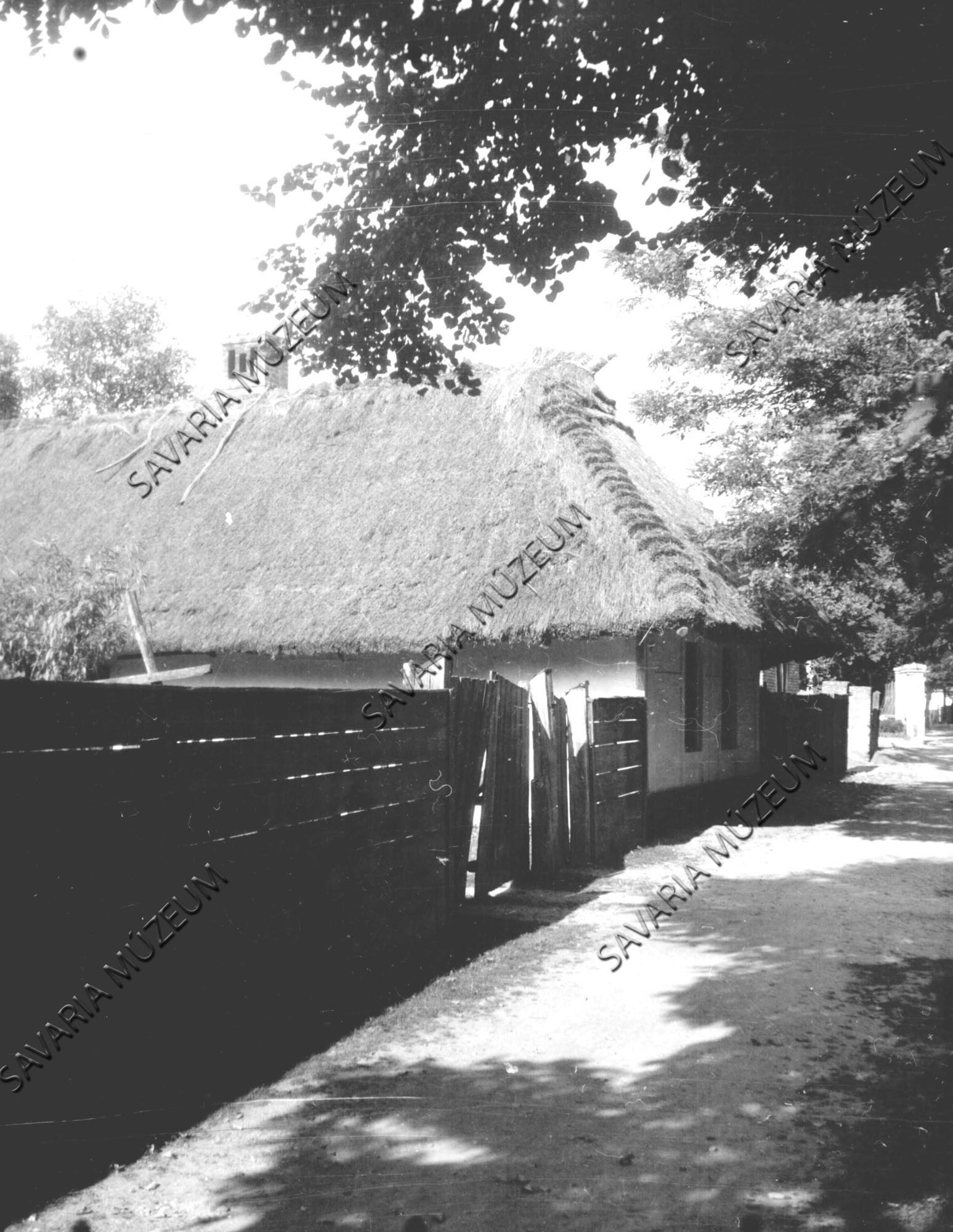 Zsupptetős ház utca felöl (Savaria Megyei Hatókörű Városi Múzeum, Szombathely CC BY-NC-SA)