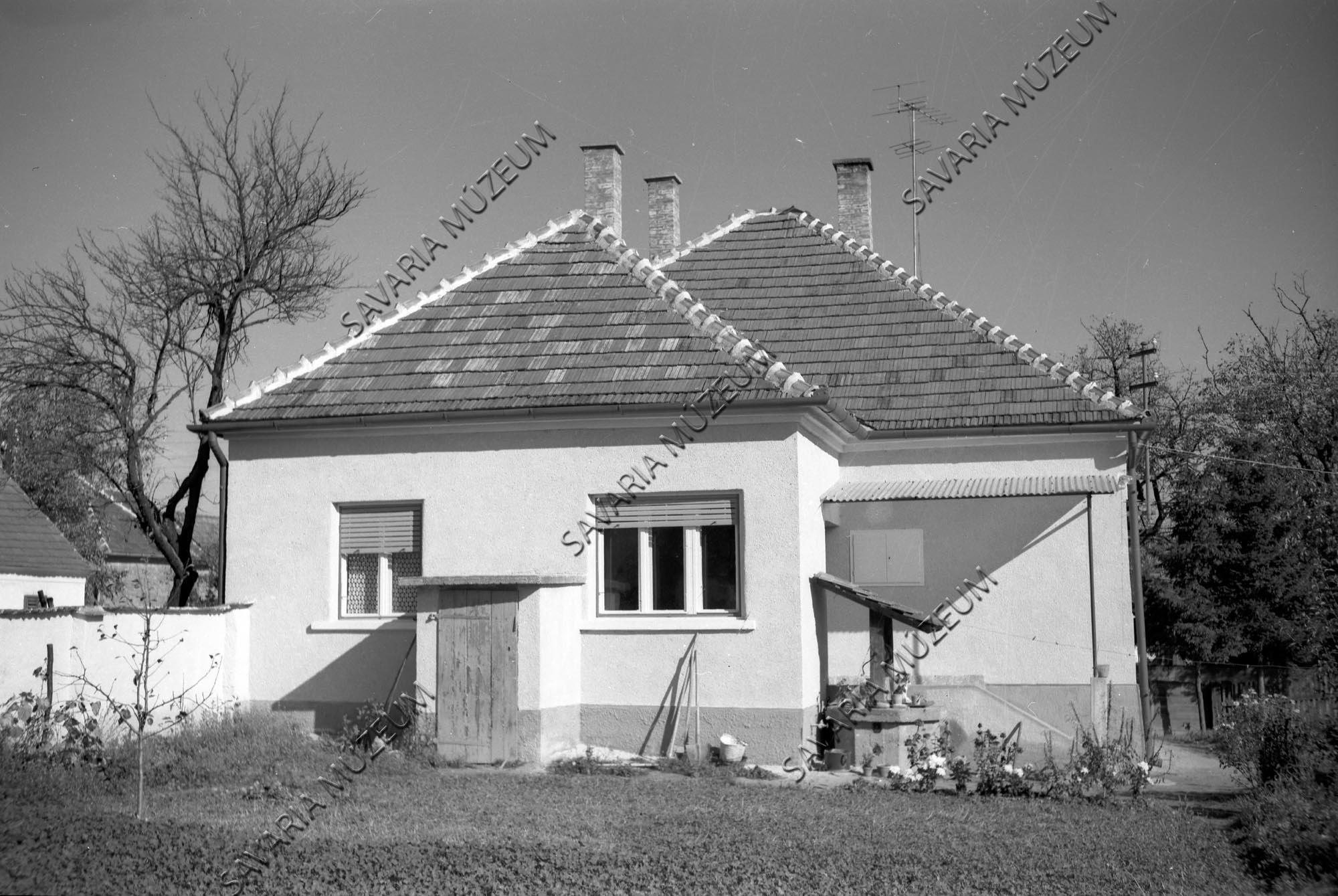 Modern ház kúttal (Savaria Megyei Hatókörű Városi Múzeum, Szombathely CC BY-NC-SA)