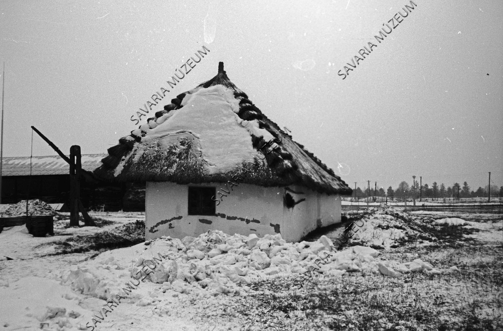 Nemeskoltai ház gémeskúttal (Savaria Megyei Hatókörű Városi Múzeum, Szombathely CC BY-NC-SA)