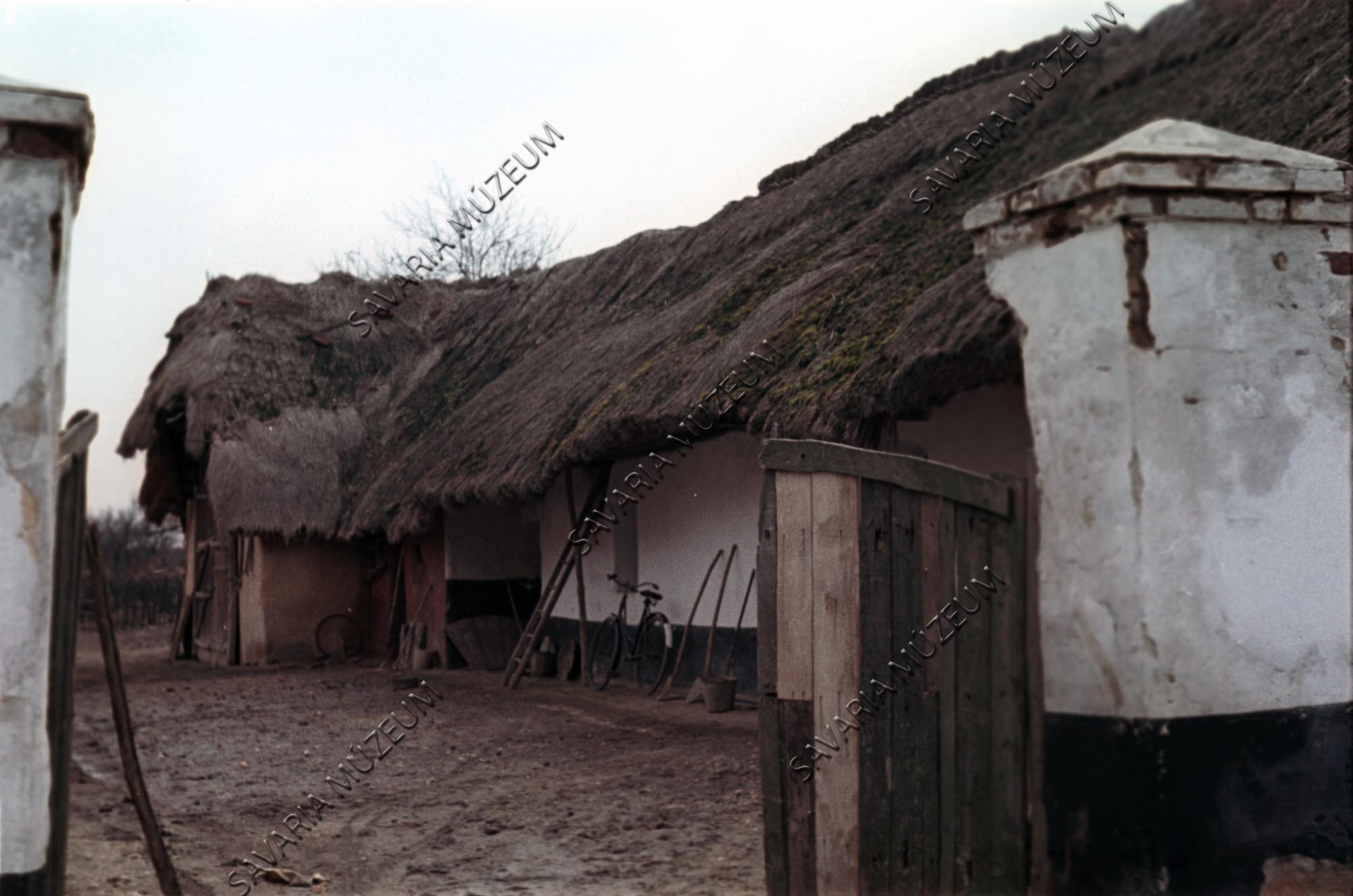 Ház és pajta udvari homlokzata (Savaria Megyei Hatókörű Városi Múzeum, Szombathely CC BY-NC-SA)