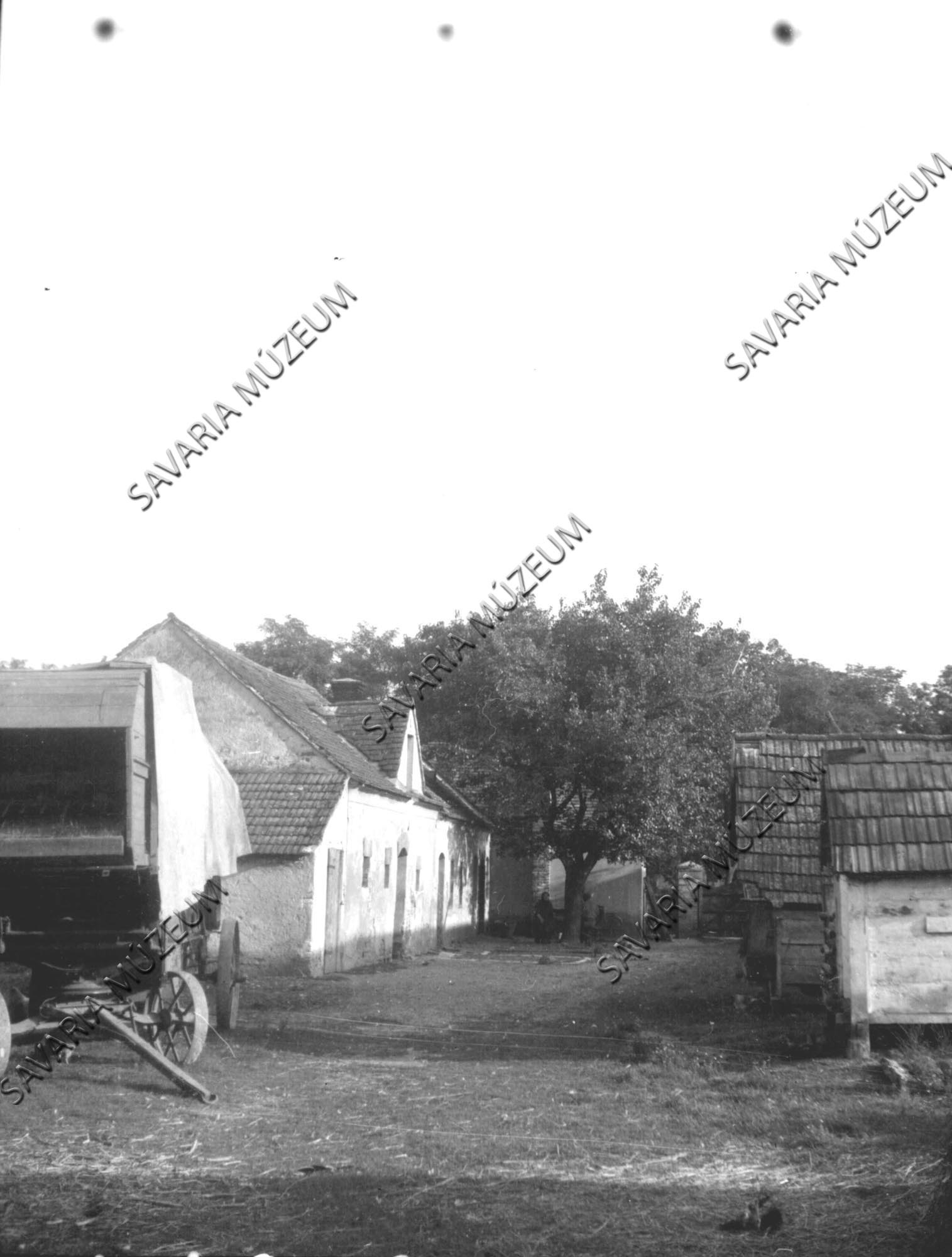 Falusi ház udvara (Savaria Megyei Hatókörű Városi Múzeum, Szombathely CC BY-NC-SA)