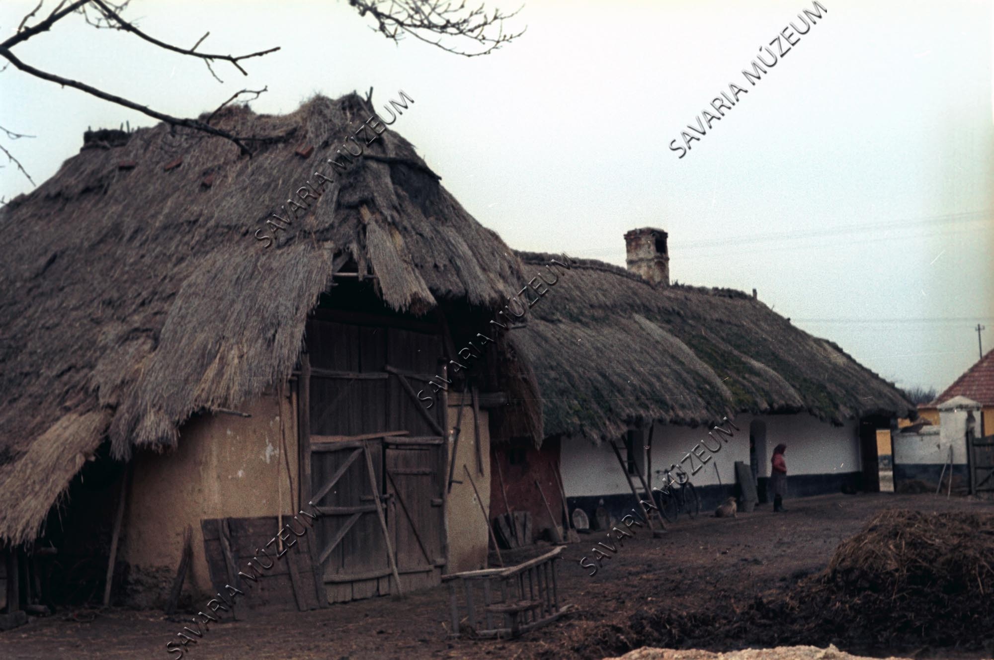 Pajta és ház udvar felől (Savaria Megyei Hatókörű Városi Múzeum, Szombathely CC BY-NC-SA)