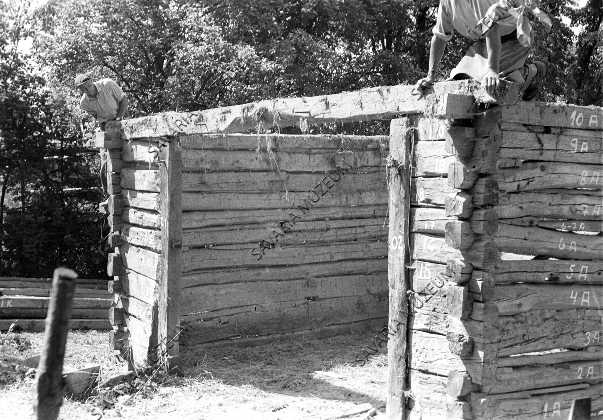 Istállós pajta kapuja bontás közben (Savaria Megyei Hatókörű Városi Múzeum, Szombathely CC BY-NC-SA)
