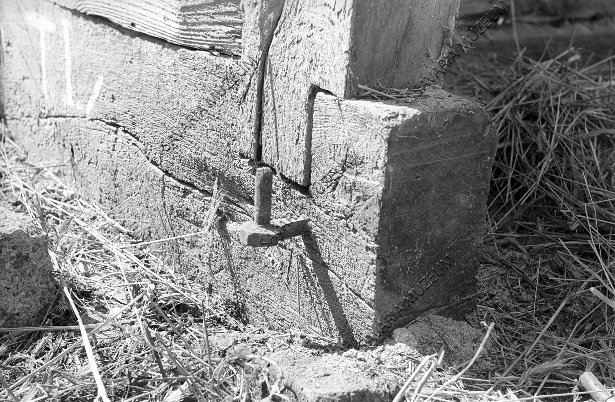 Istállós pajta kapujának sarokvasa a talpgerendában (Savaria Megyei Hatókörű Városi Múzeum, Szombathely CC BY-NC-SA)