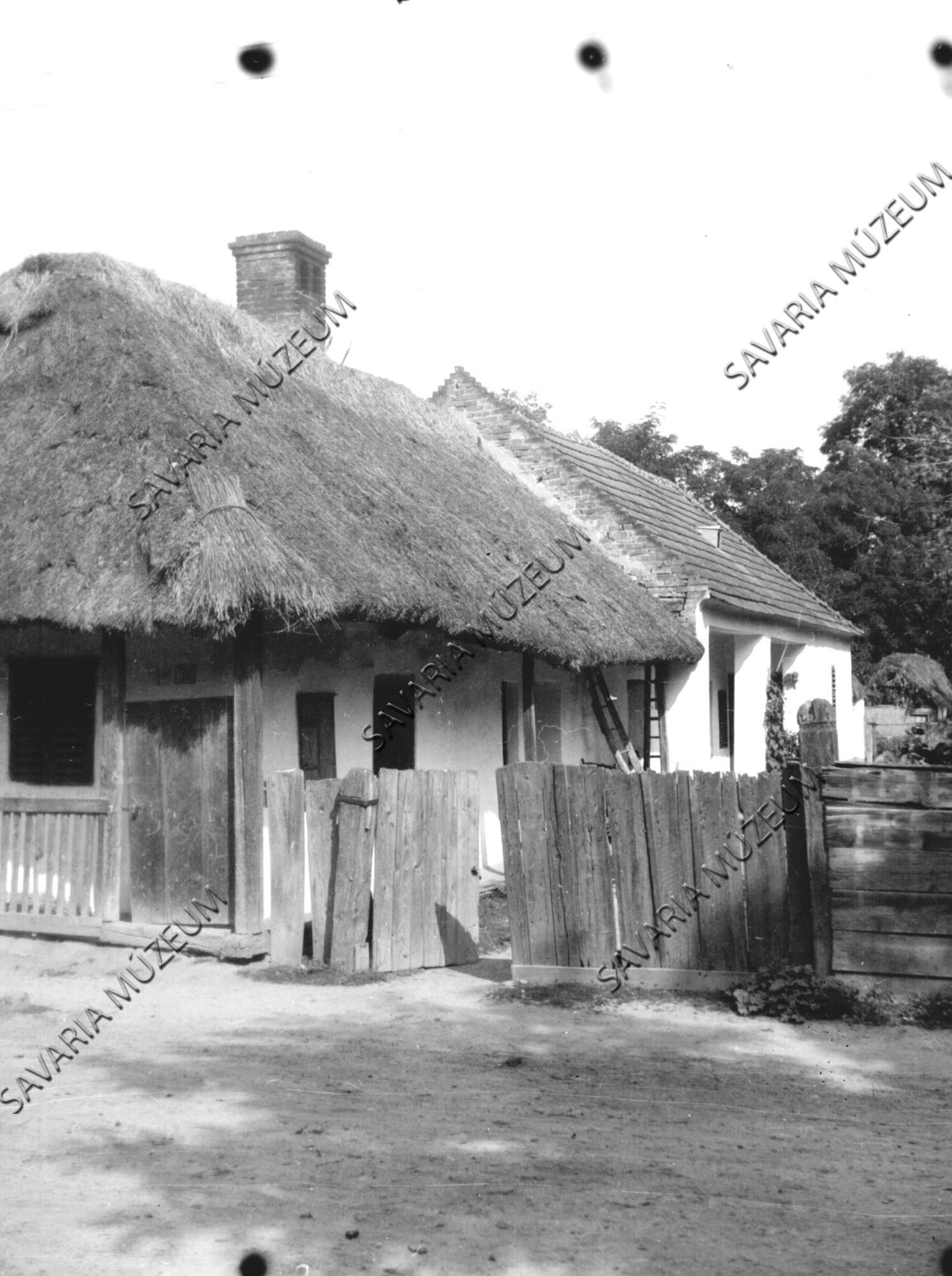 Zsuppos ház utcáról (Savaria Megyei Hatókörű Városi Múzeum, Szombathely CC BY-NC-SA)