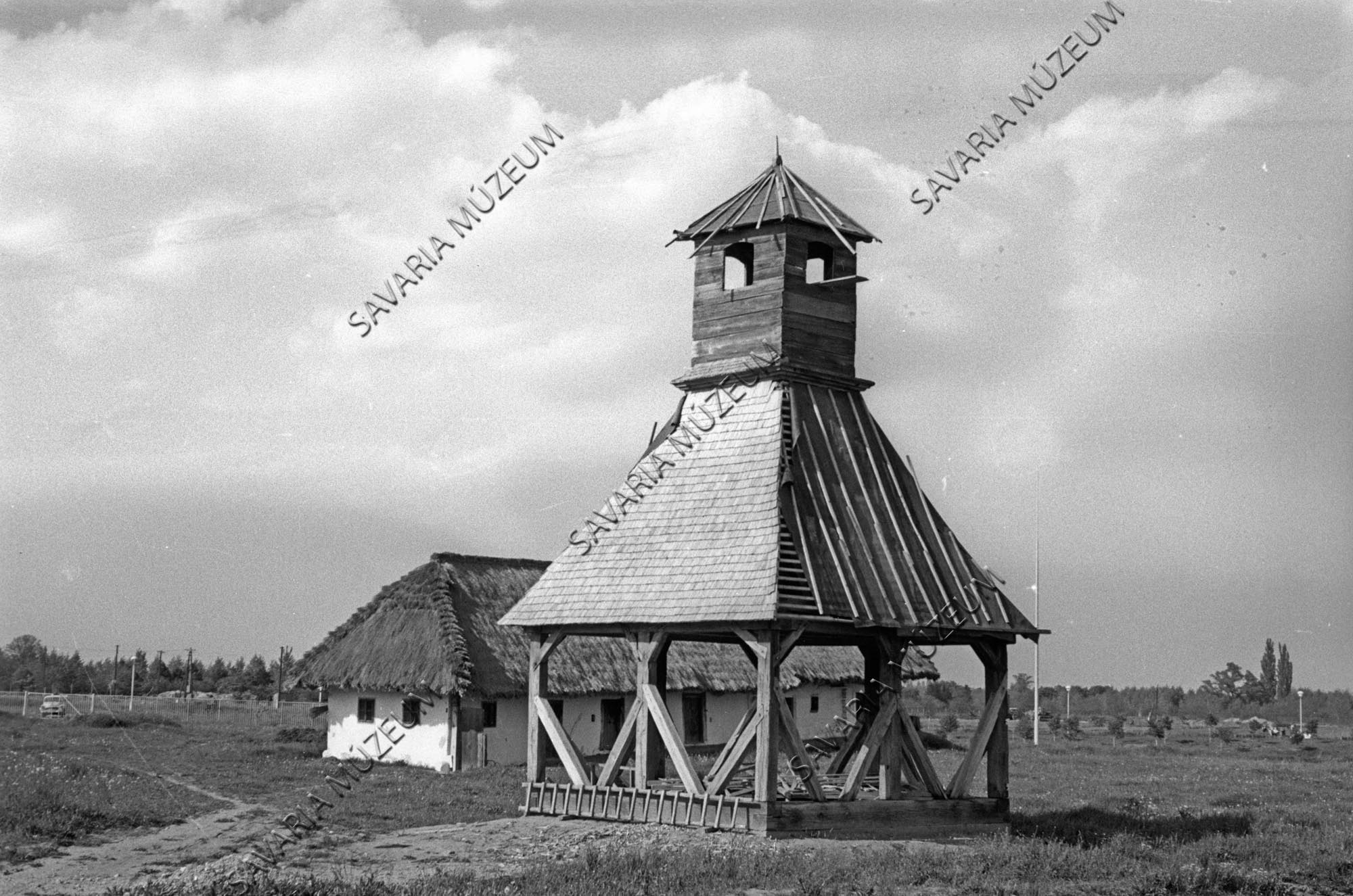 Épülő harangláb és a szentpéterfai ház (Savaria Megyei Hatókörű Városi Múzeum, Szombathely CC BY-NC-SA)