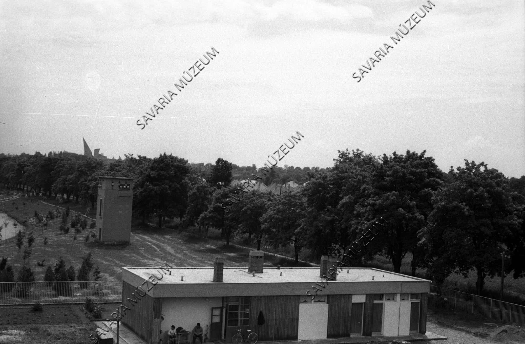 Látkép az igazgatási épülettel (Savaria Megyei Hatókörű Városi Múzeum, Szombathely CC BY-NC-SA)