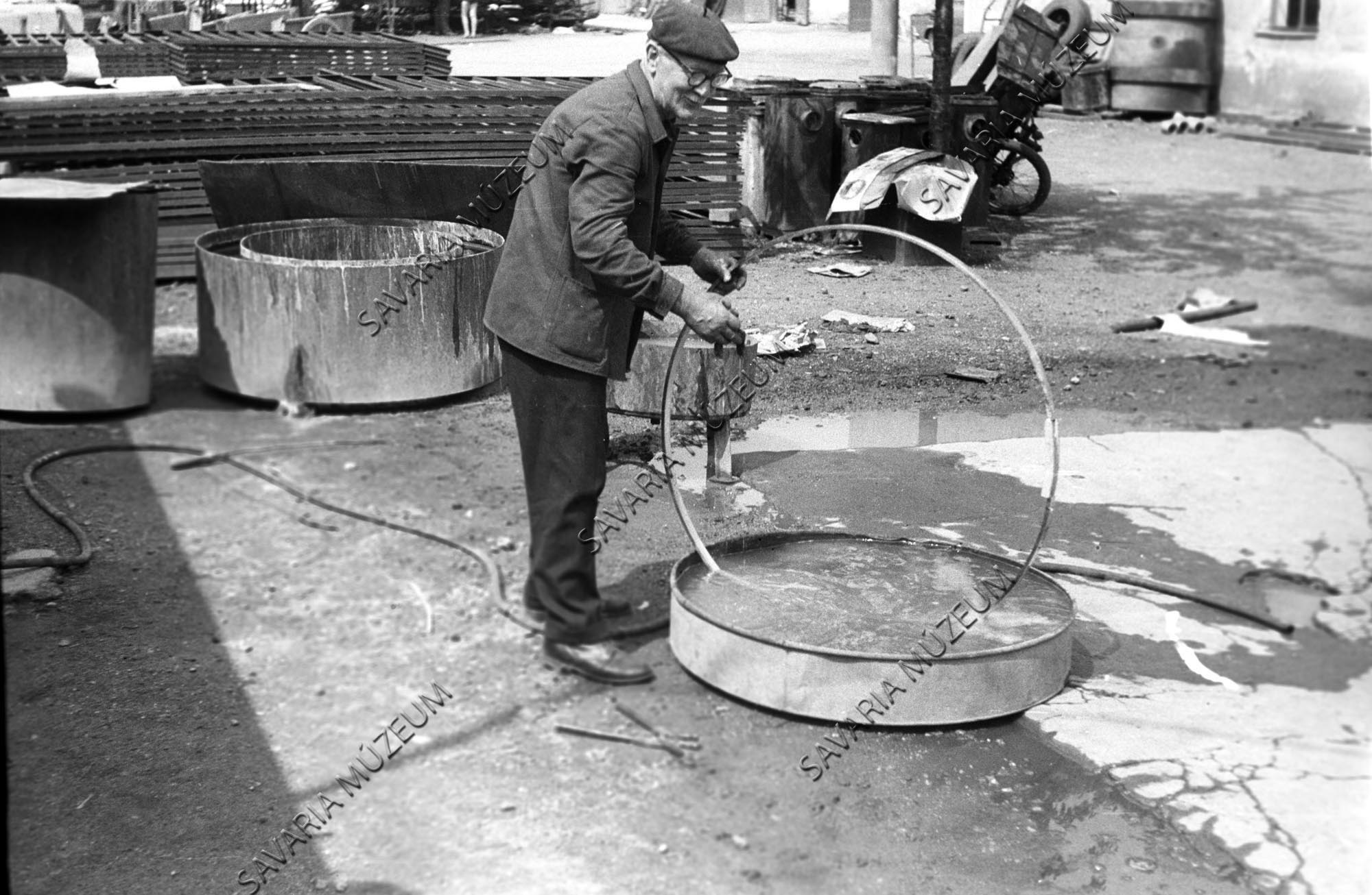 Az ónozott abroncs fürösztése vízben (Savaria Megyei Hatókörű Városi Múzeum, Szombathely CC BY-NC-SA)