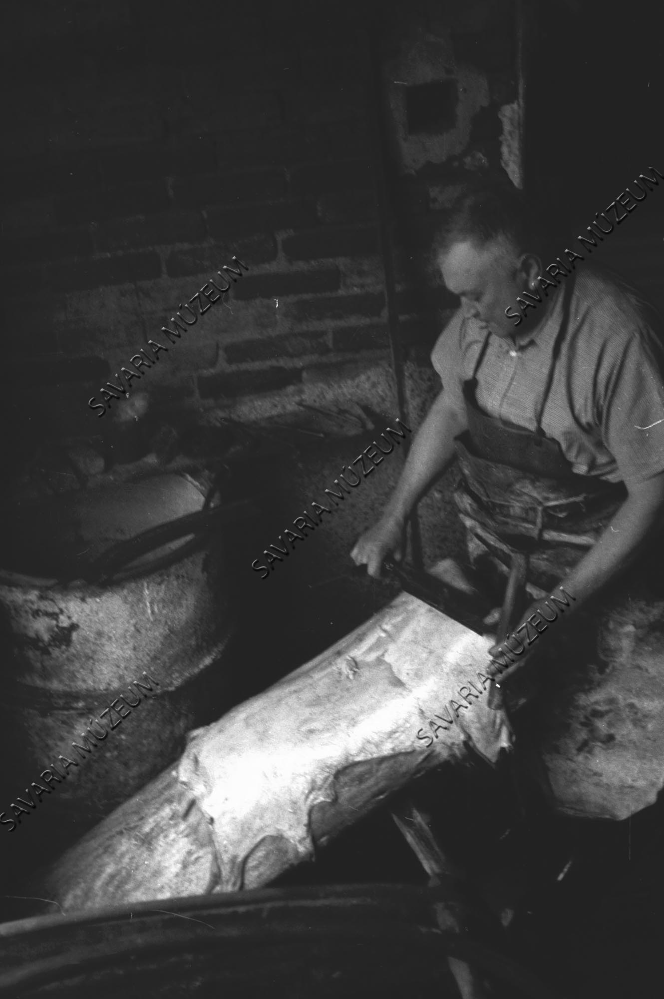 Tímár a bőrt sérfeli (Savaria Megyei Hatókörű Városi Múzeum, Szombathely CC BY-NC-SA)