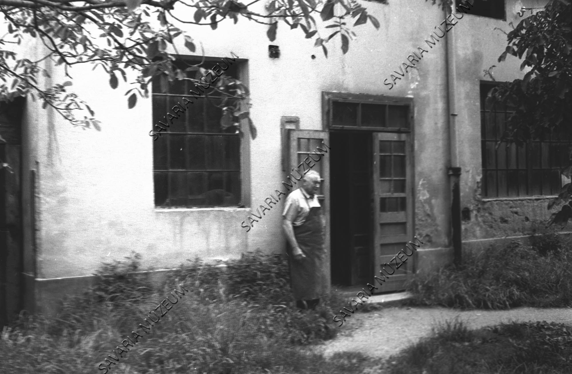 Tímár műhelye ajtója előtt (Savaria Megyei Hatókörű Városi Múzeum, Szombathely CC BY-NC-SA)