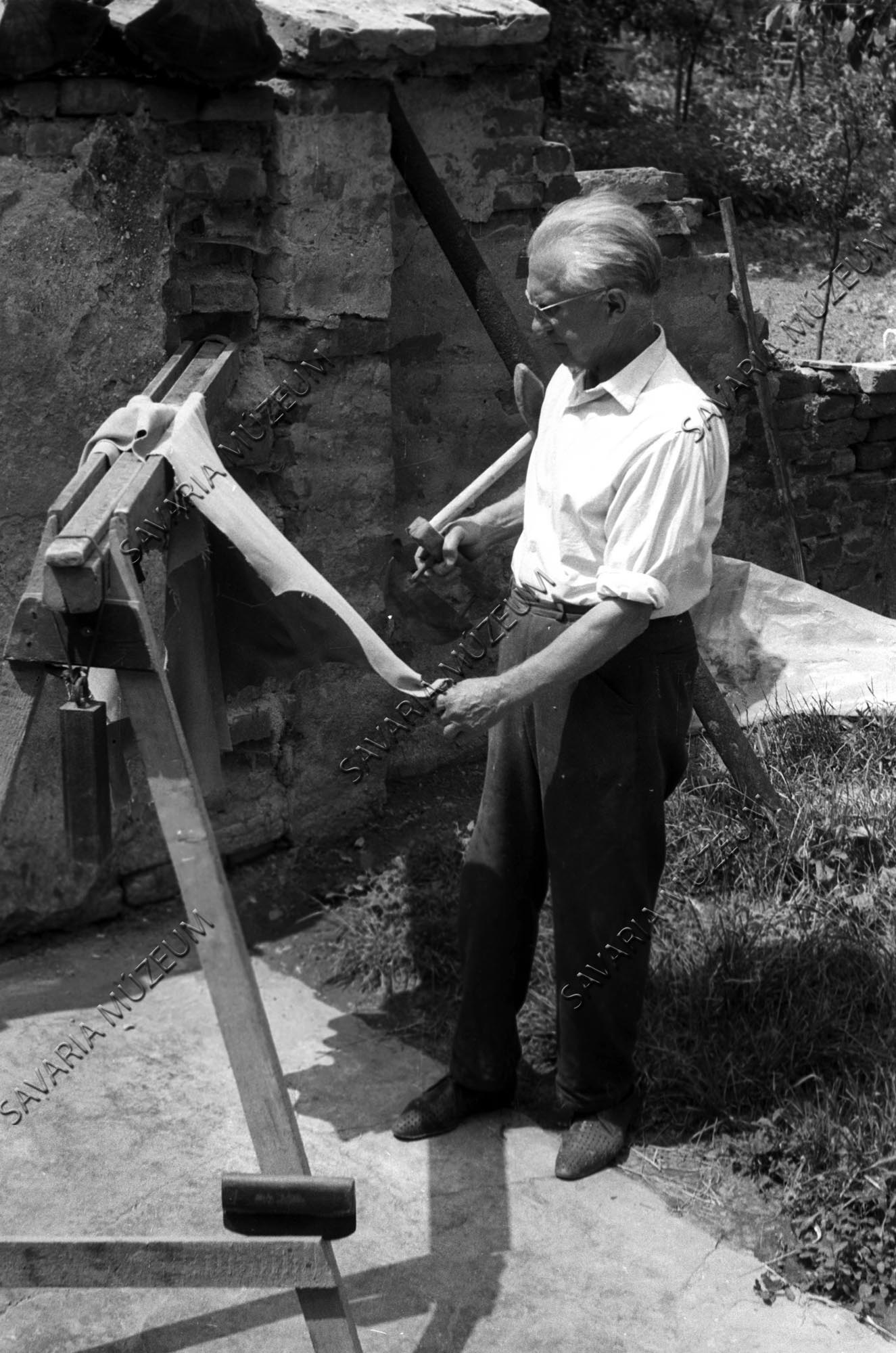 Tímár puhítja a bőrt (Savaria Megyei Hatókörű Városi Múzeum, Szombathely CC BY-NC-SA)