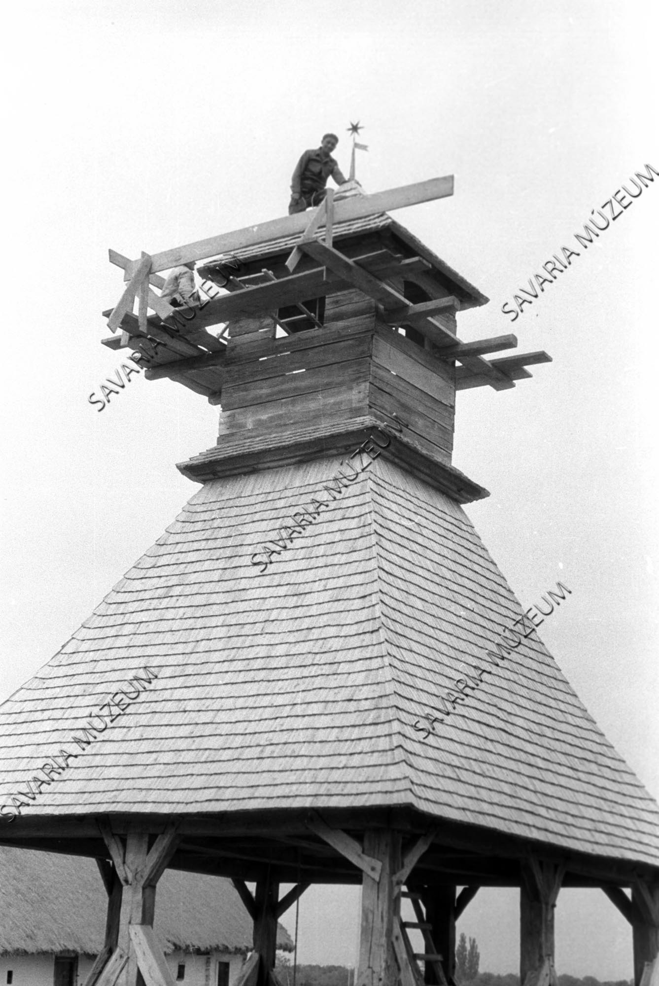 Épülő molnaszecsődi harangláb (Savaria Megyei Hatókörű Városi Múzeum, Szombathely CC BY-NC-SA)