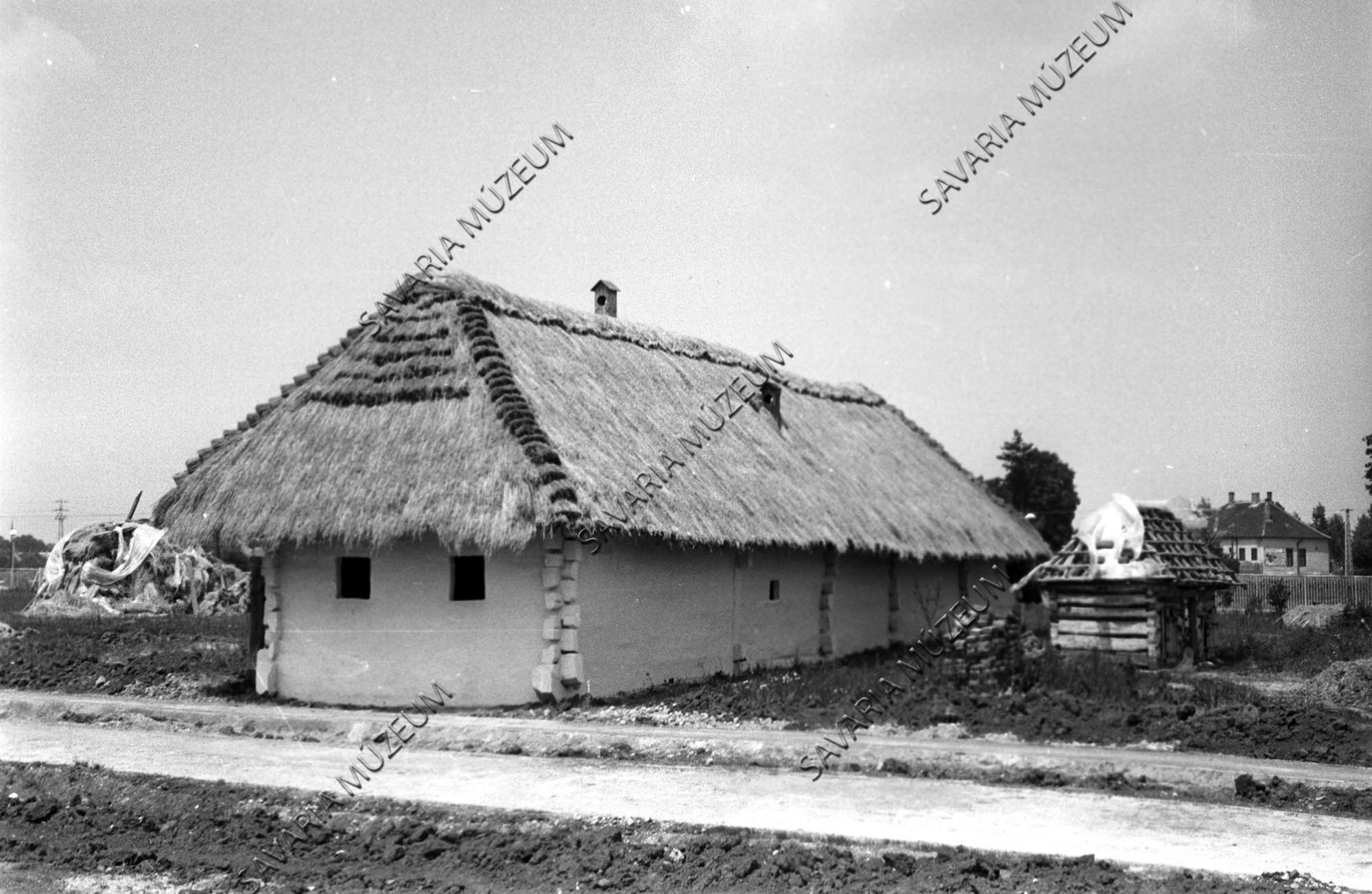 Épülő pankaszi ól és a sótonyi ház (Savaria Megyei Hatókörű Városi Múzeum, Szombathely CC BY-NC-SA)