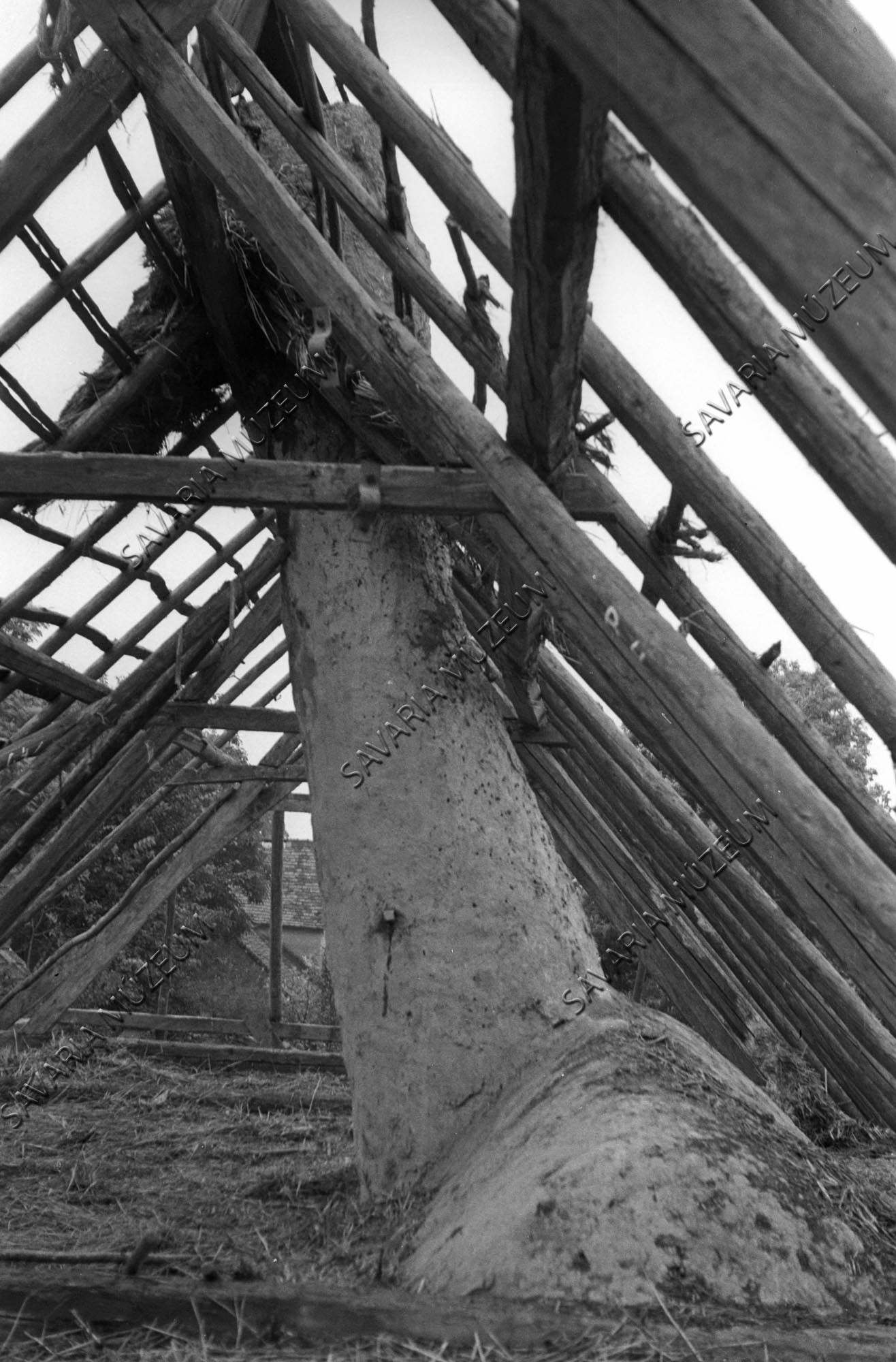 Ház tetőszerkezete és sövénykéménye bontás közben (Savaria Megyei Hatókörű Városi Múzeum, Szombathely CC BY-NC-SA)