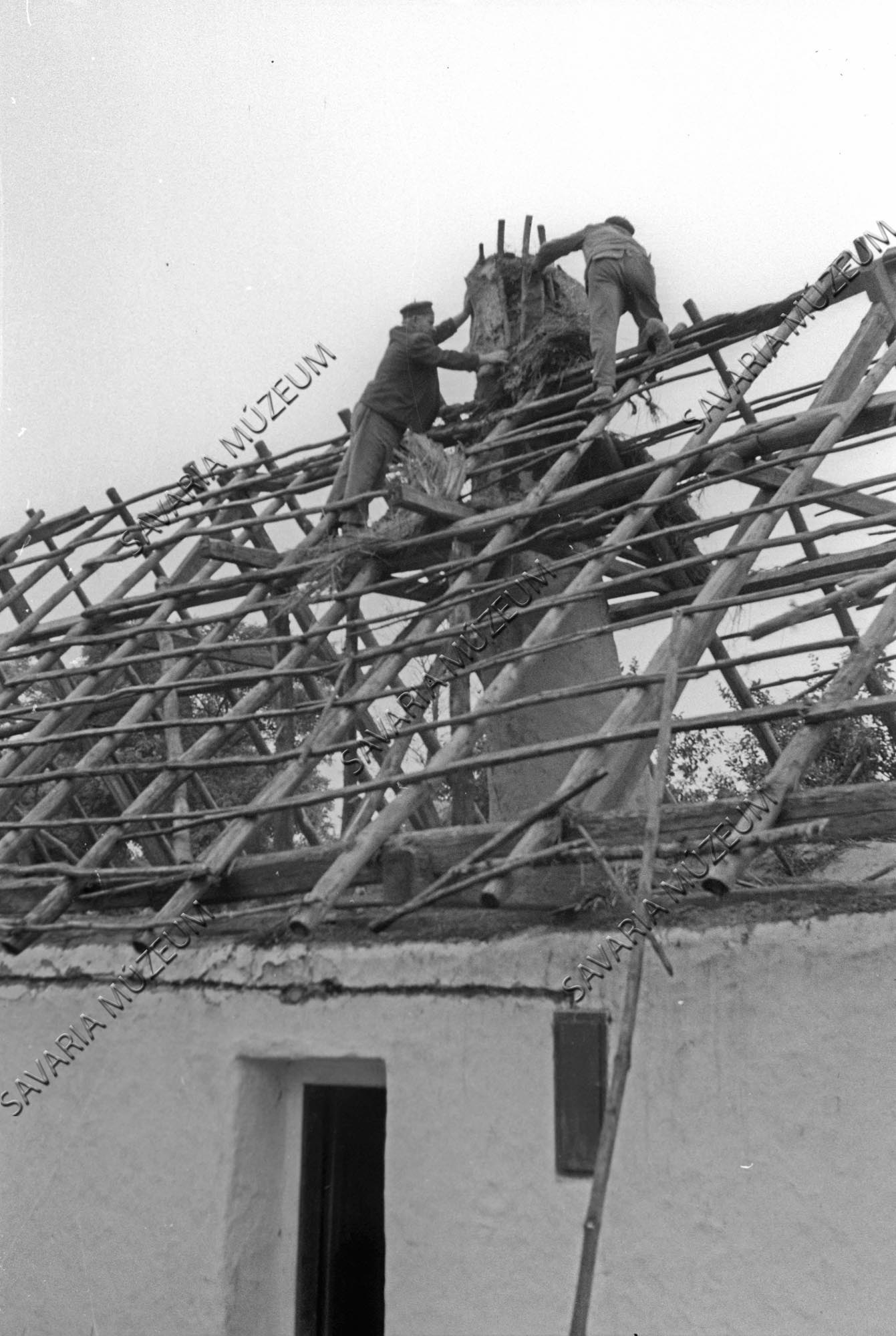 Ház sövénykéménye bontás közben (Savaria Megyei Hatókörű Városi Múzeum, Szombathely CC BY-NC-SA)