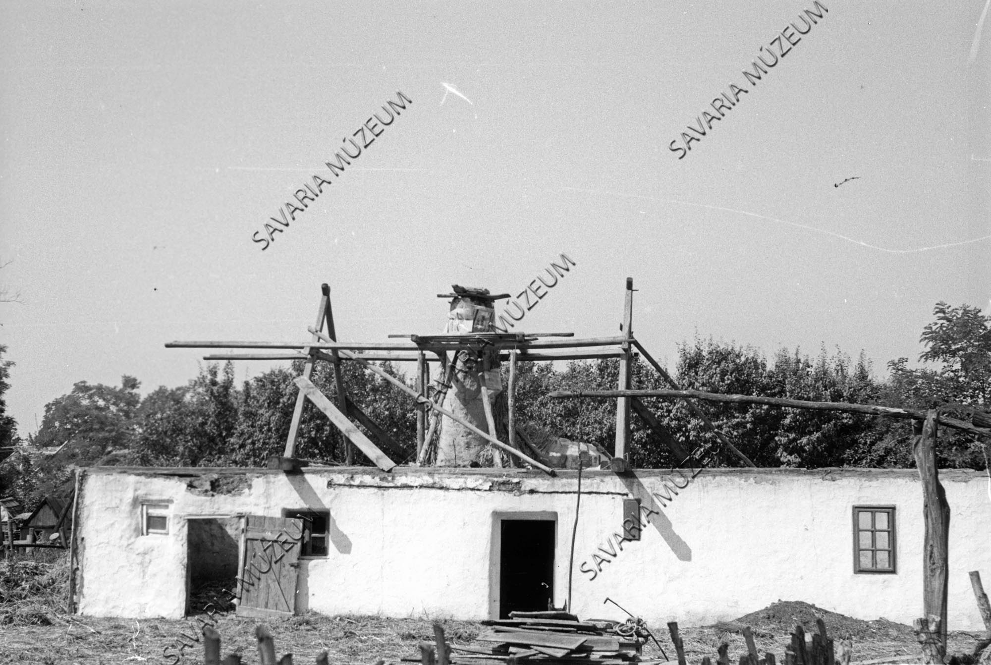 Ház bontás közben és gémeskút (Savaria Megyei Hatókörű Városi Múzeum, Szombathely CC BY-NC-SA)