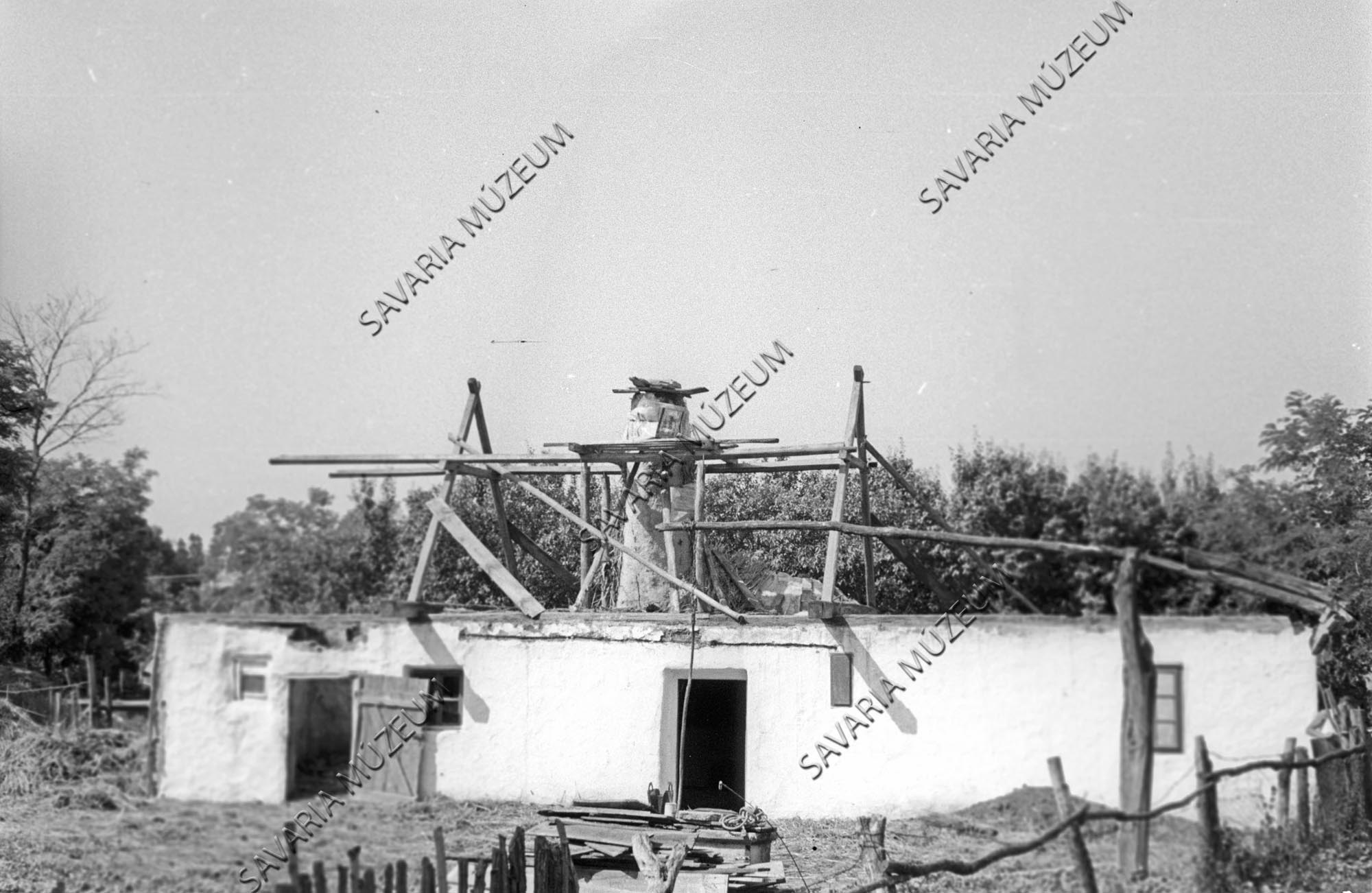 Ház bontás közben és gémeskút (Savaria Megyei Hatókörű Városi Múzeum, Szombathely CC BY-NC-SA)