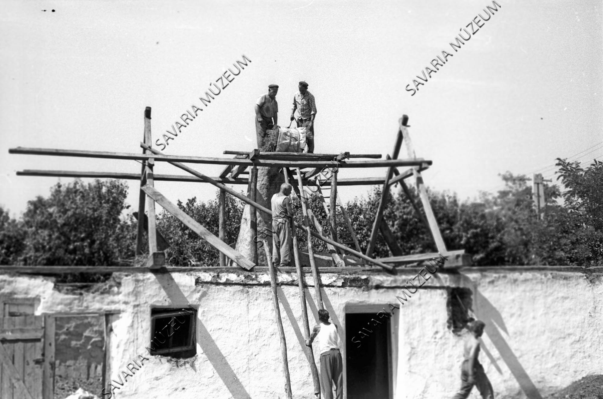 Ház sövénykéményének bontása (Savaria Megyei Hatókörű Városi Múzeum, Szombathely CC BY-NC-SA)