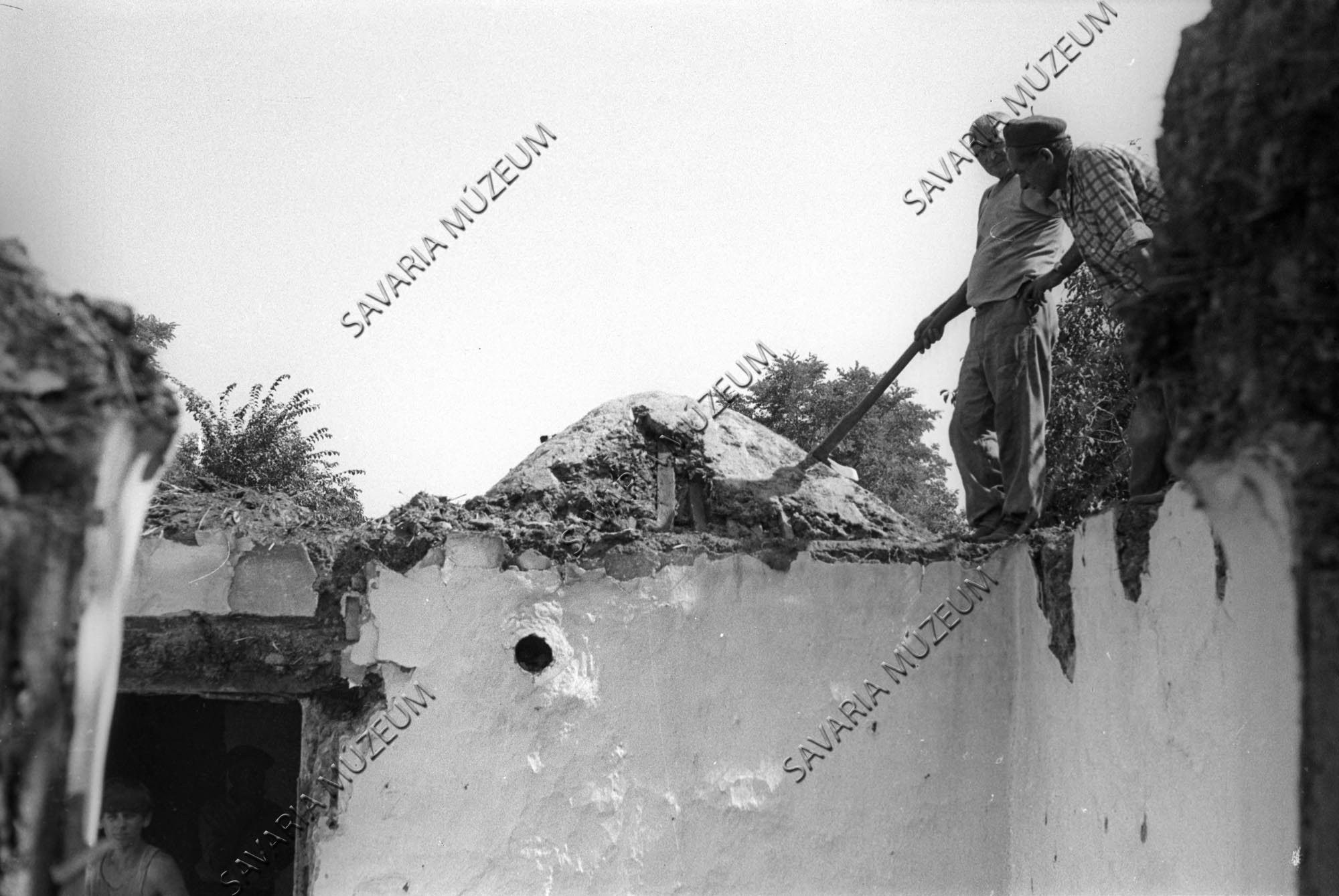 A kemence feletti sározott "faboltozat" bontása (Savaria Megyei Hatókörű Városi Múzeum, Szombathely CC BY-NC-SA)